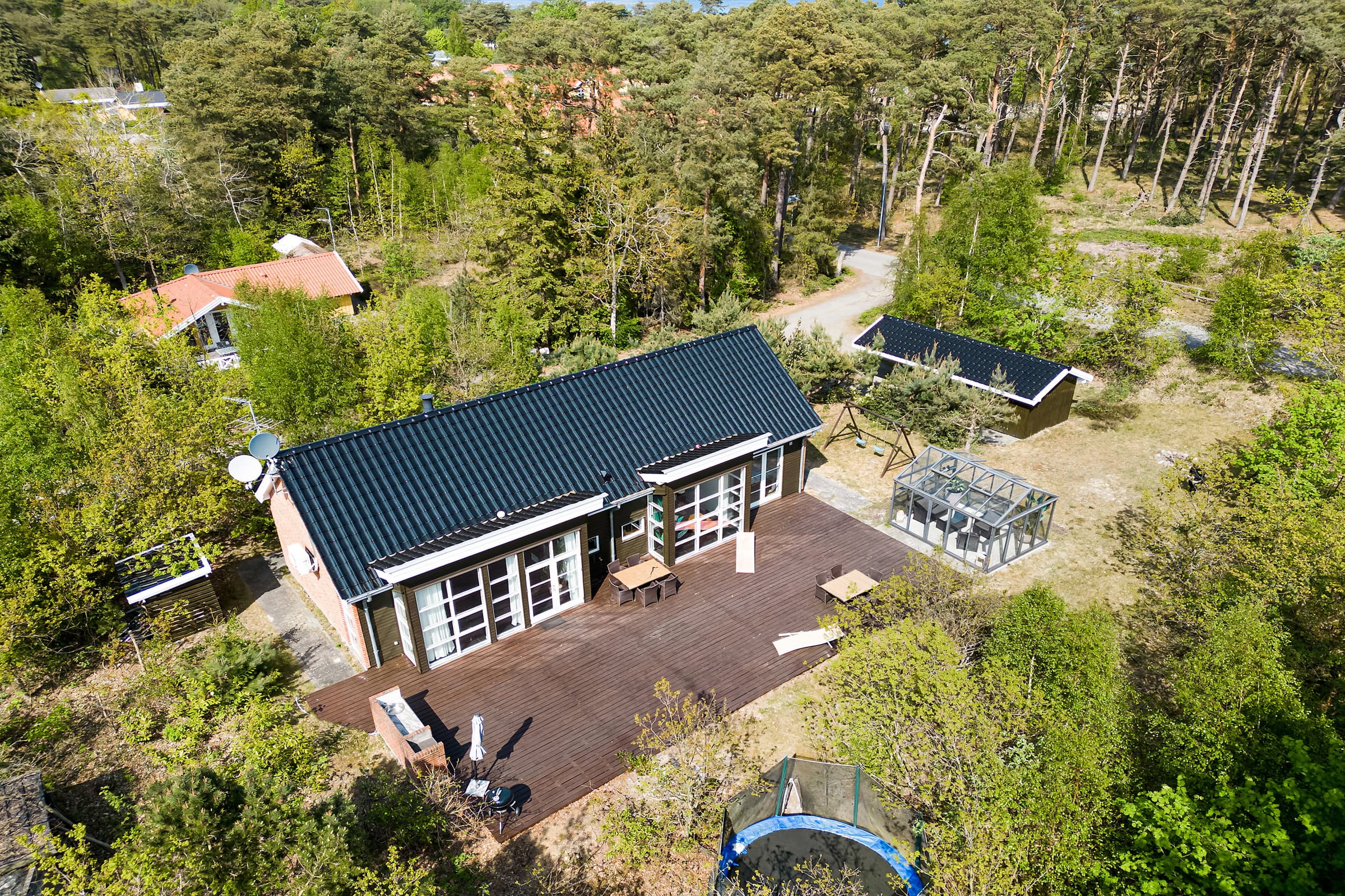 Lækkert feriehus på en dejlig naturgrund hovedbillede