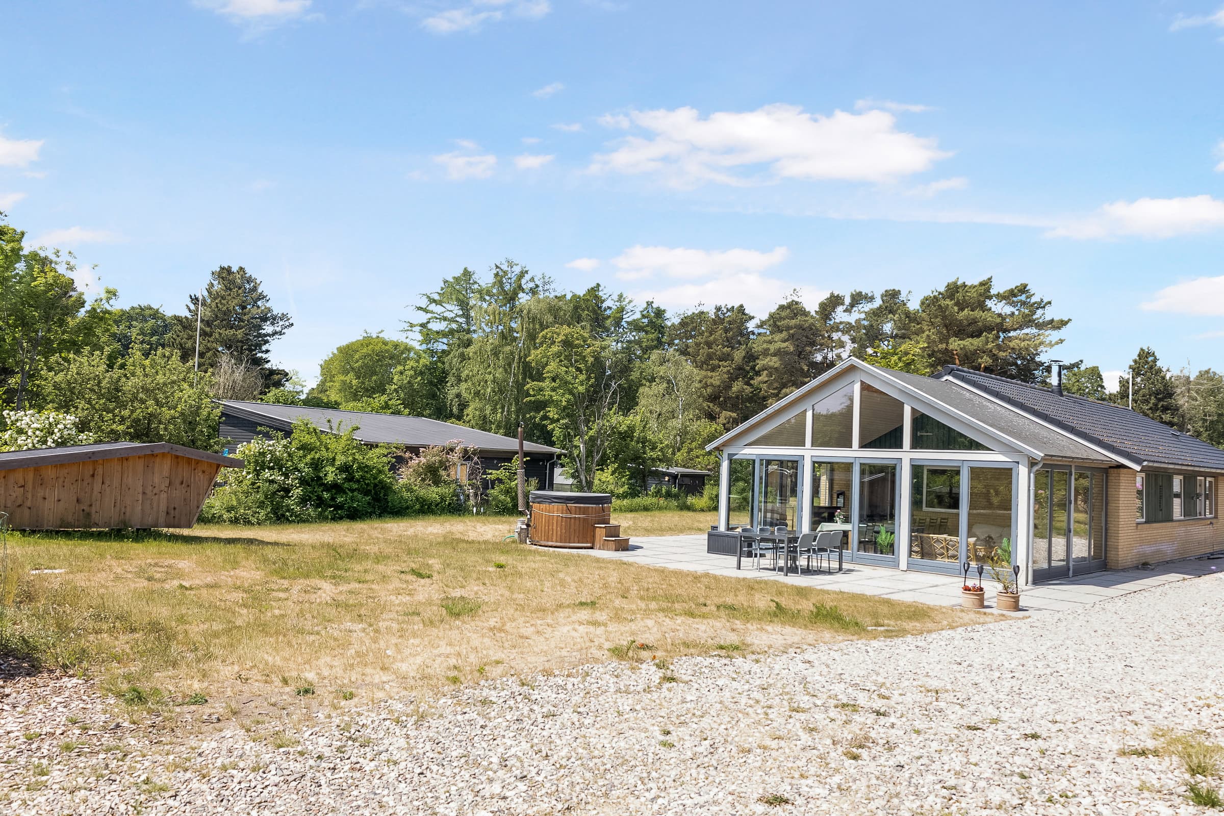 Stort sommerhus med vildmarksbad og shelter hovedbillede