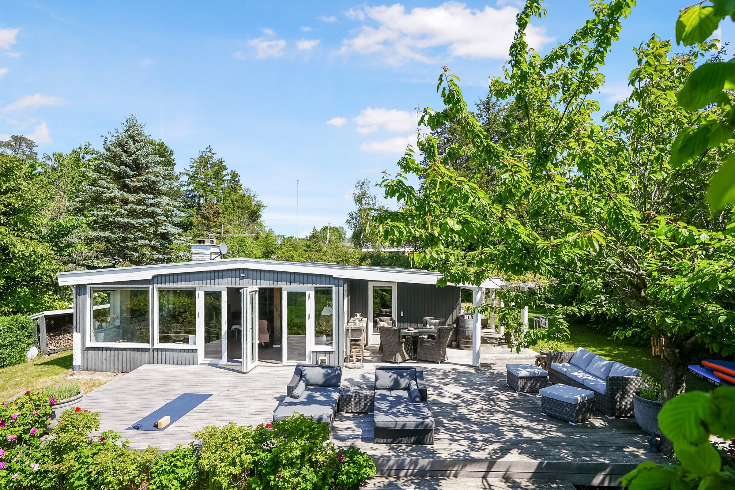 Rummeligt sommerhus med udsigt til vild natur - billede 1