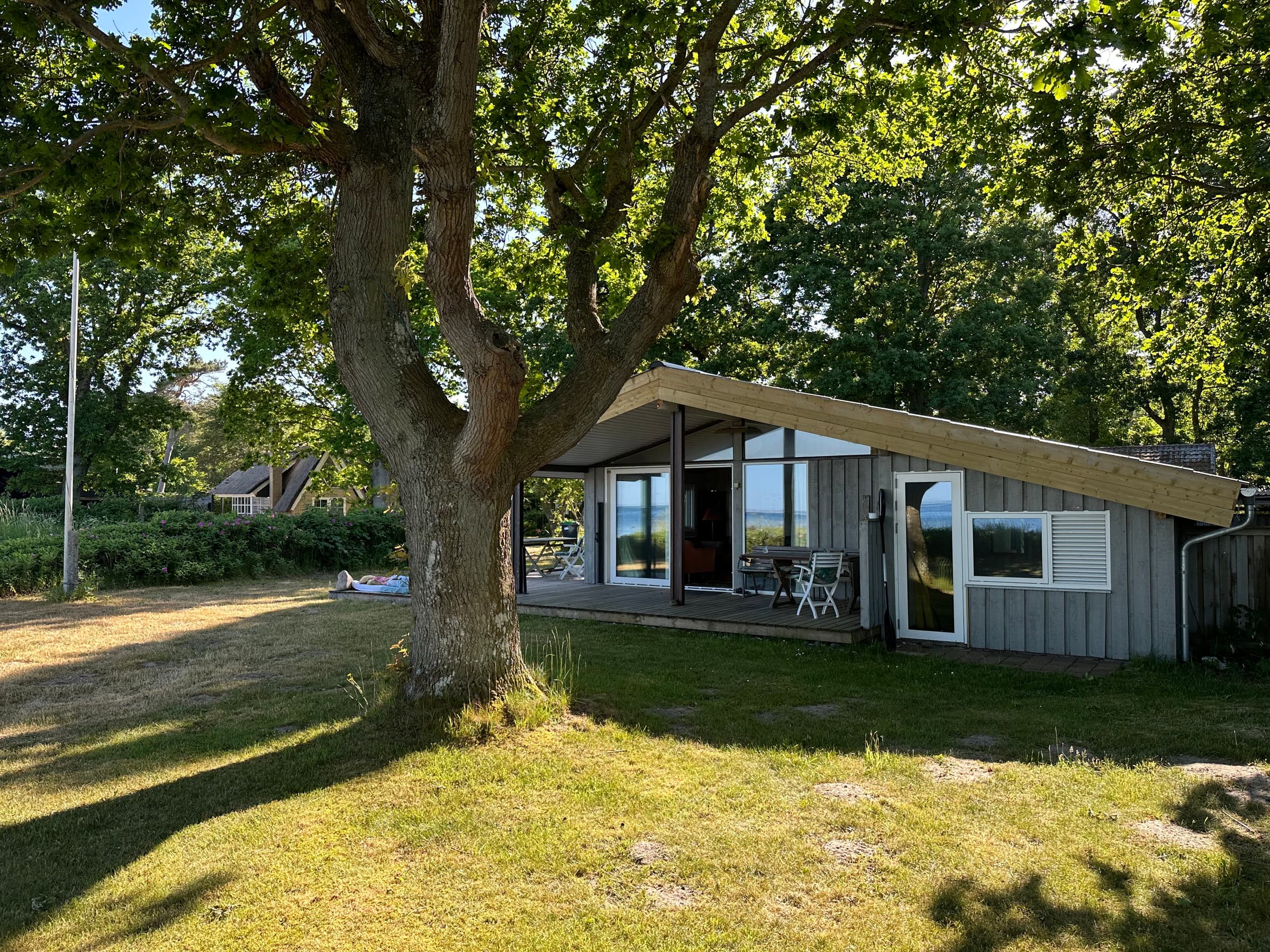 Skønt sommerhus i 1. række til fin strand hovedbillede