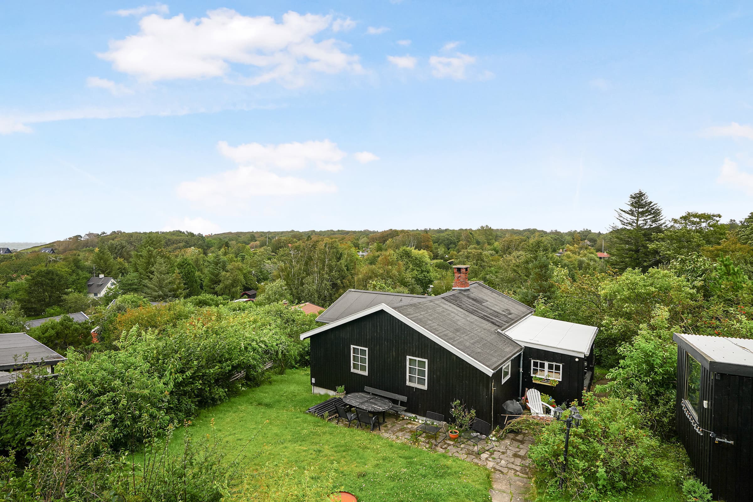 Kystnært sommerhus i Rågeleje  med havkig hovedbillede