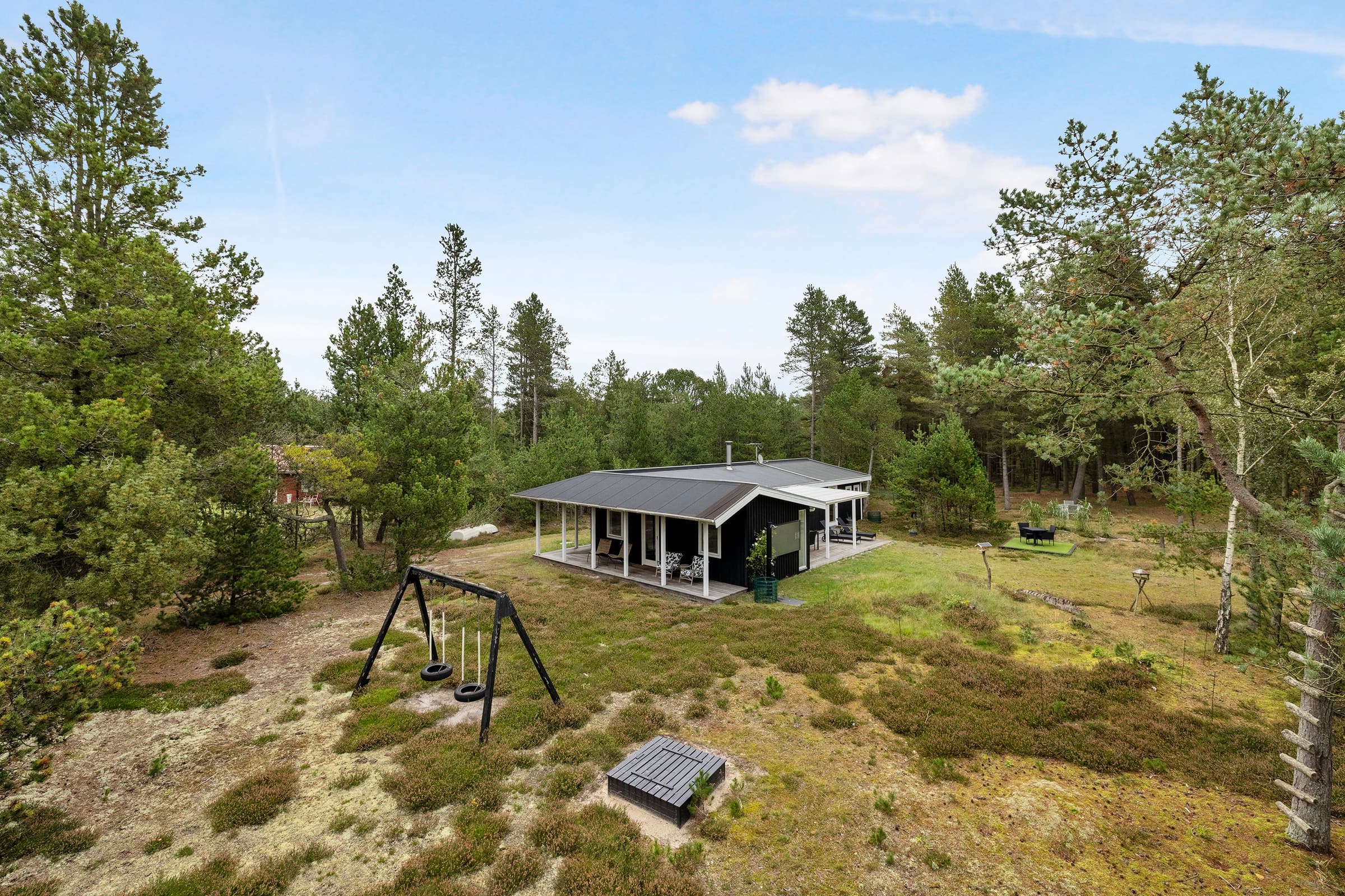 Skønt sommerhus med idyllisk skovbeliggenhed hovedbillede
