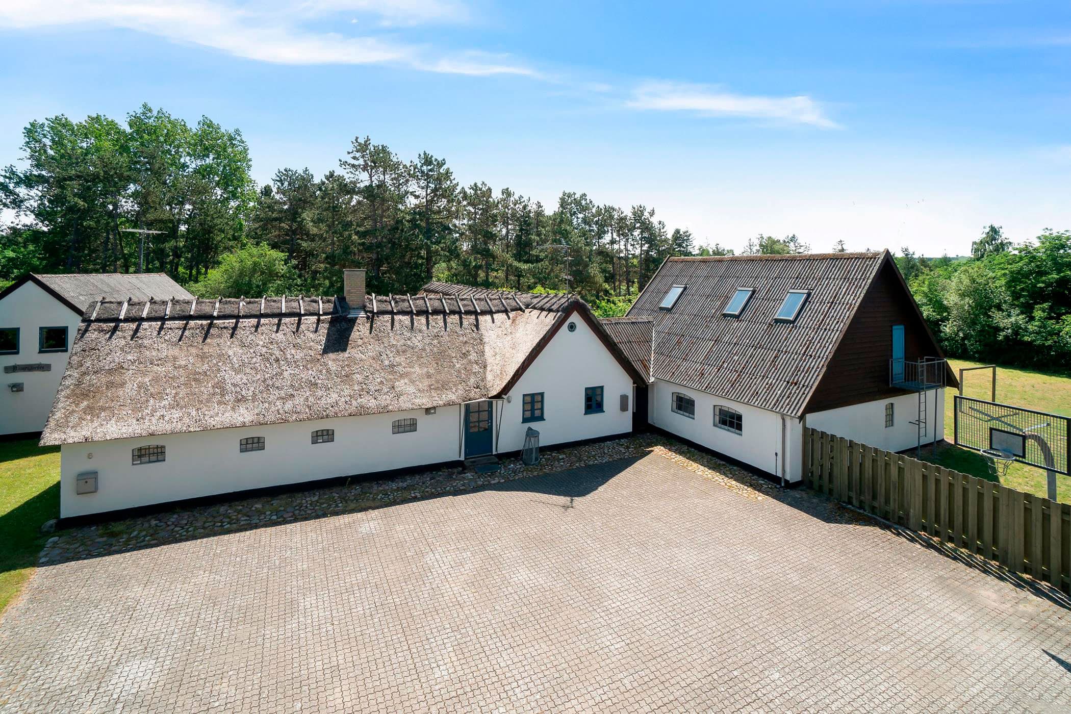 Stort sommerhus tæt på vandet hovedbillede