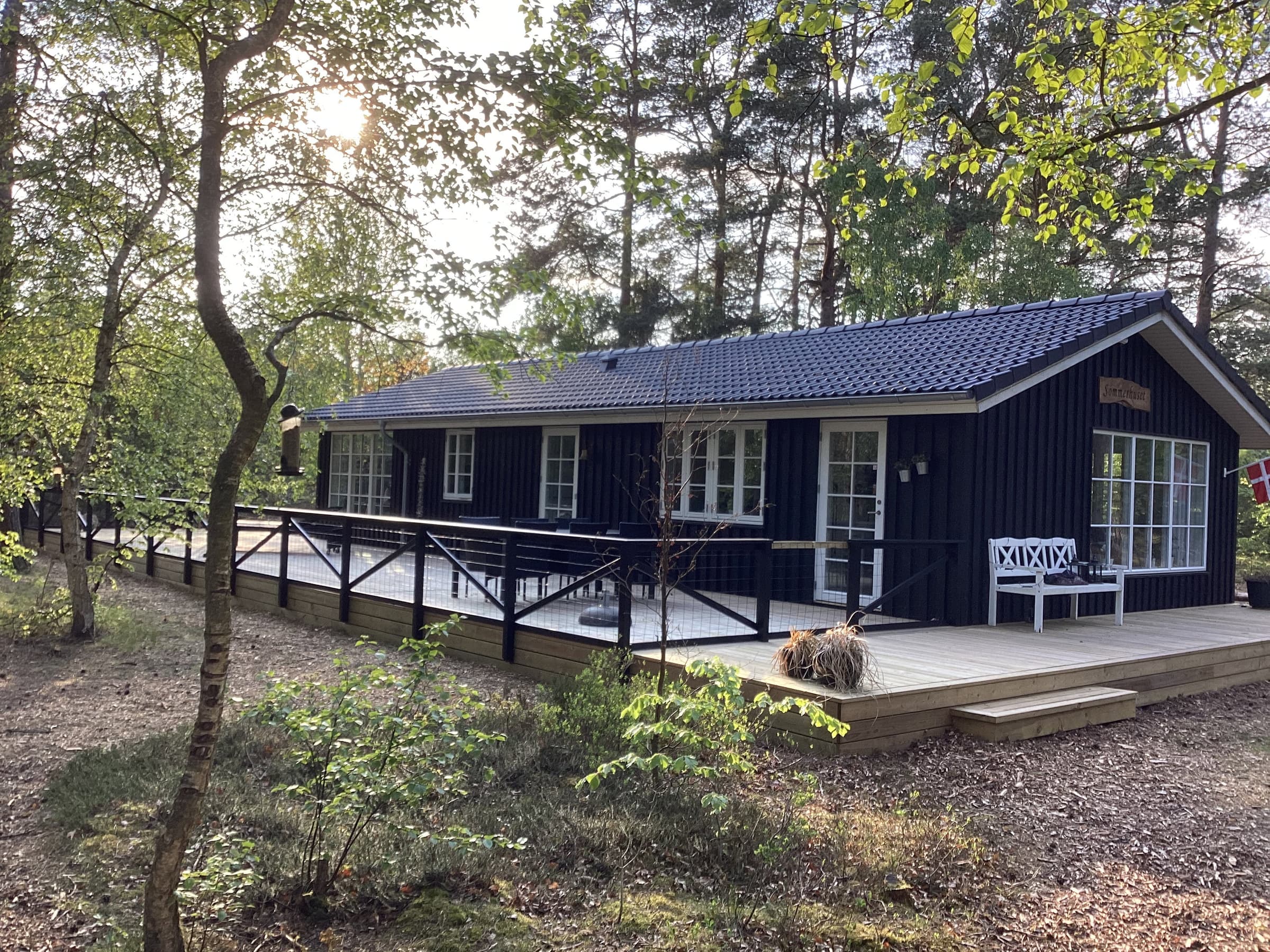 Sommerhuset, midt i skoven tæt på vandet. hovedbillede