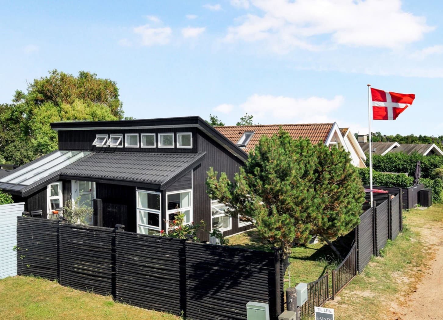 Eksklusivt arkitekttegnet strandhus med spabad - billede 1