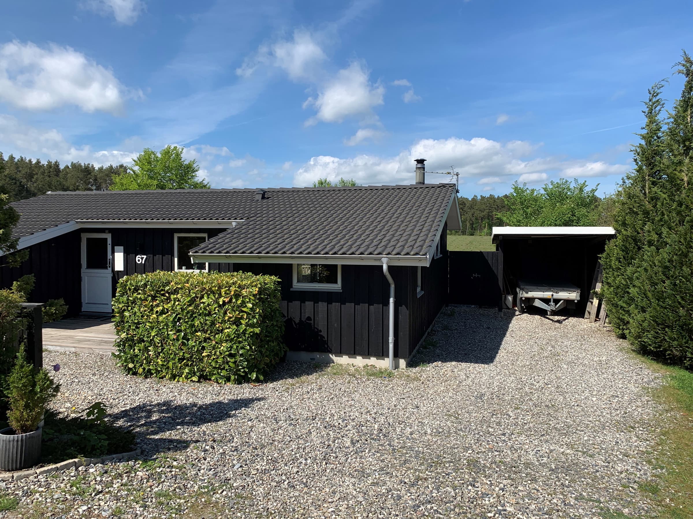 Skøn og ugeneret sommerhus med stor terrasse hovedbillede