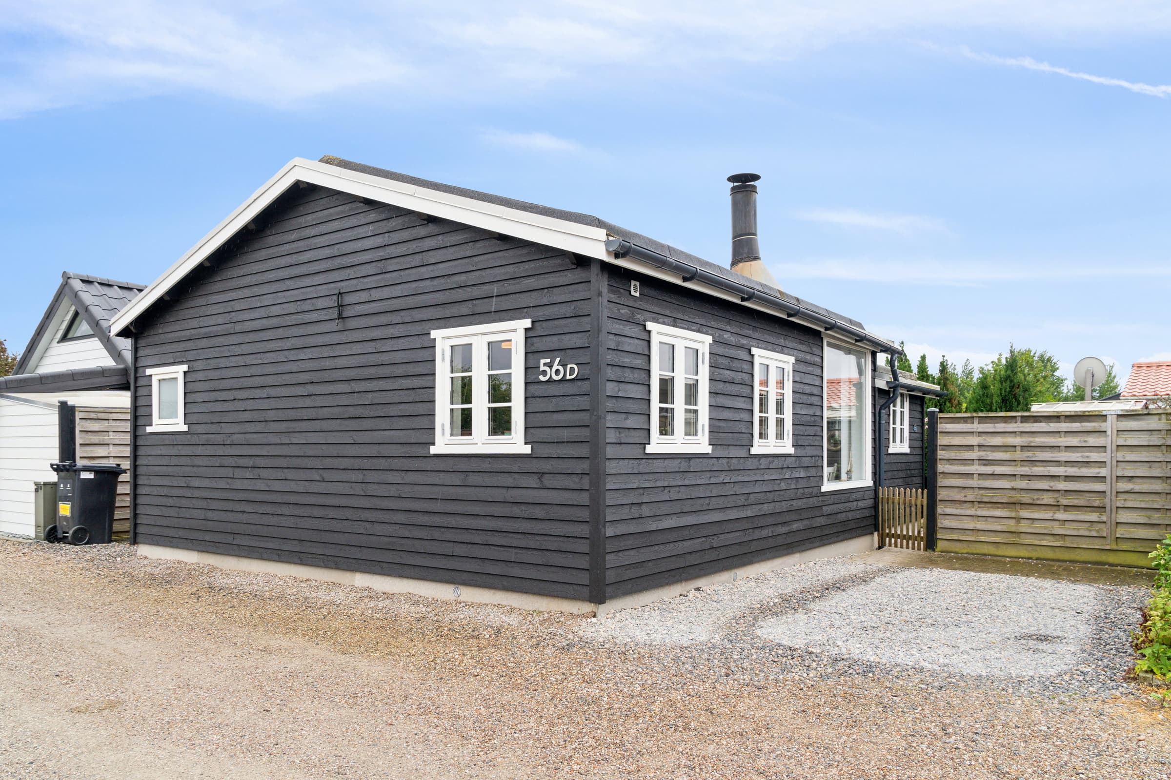 Sommerhus tæt på strand og flere restaurationer. - billede 1
