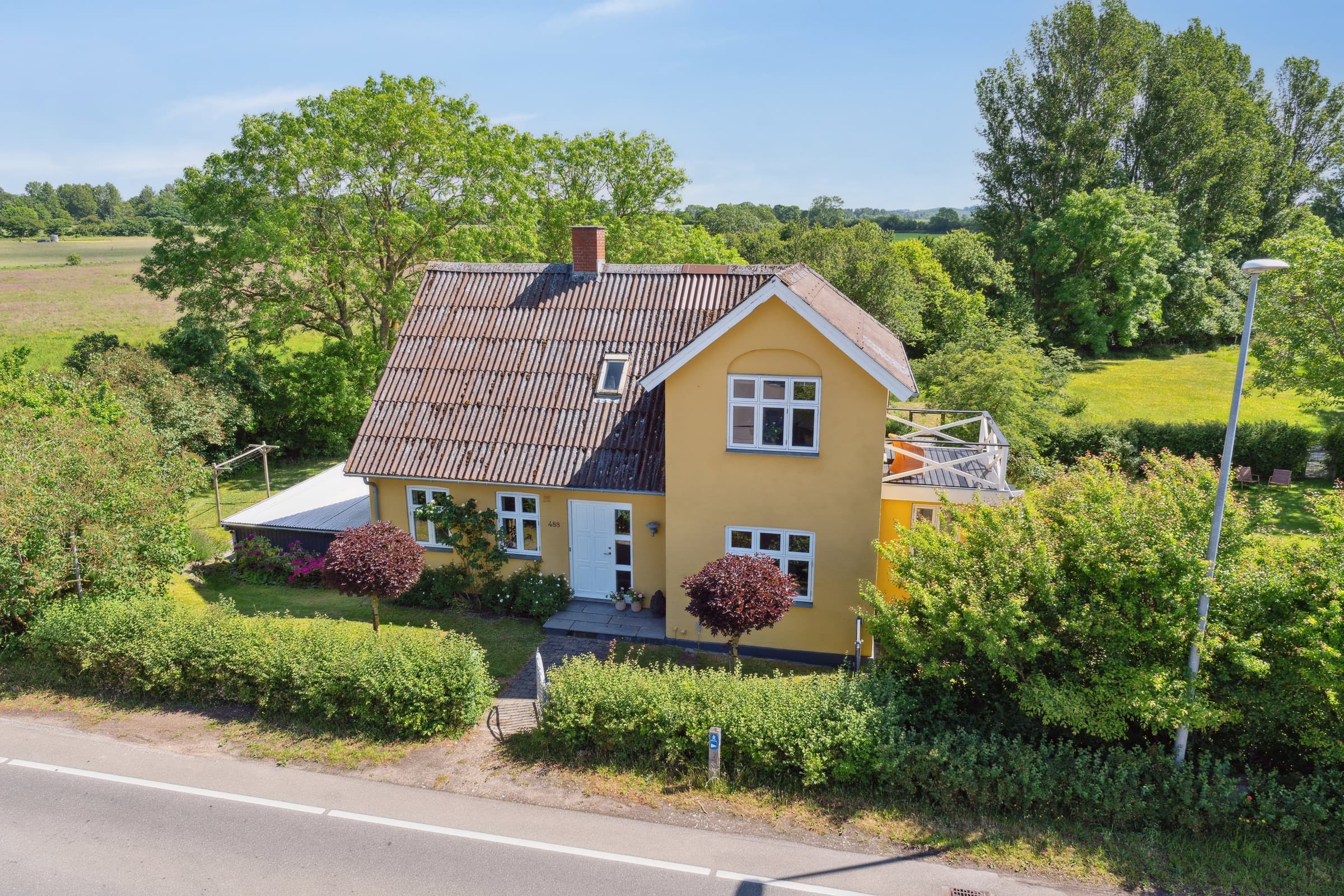 Smuk gul landvilla nær vandet hovedbillede