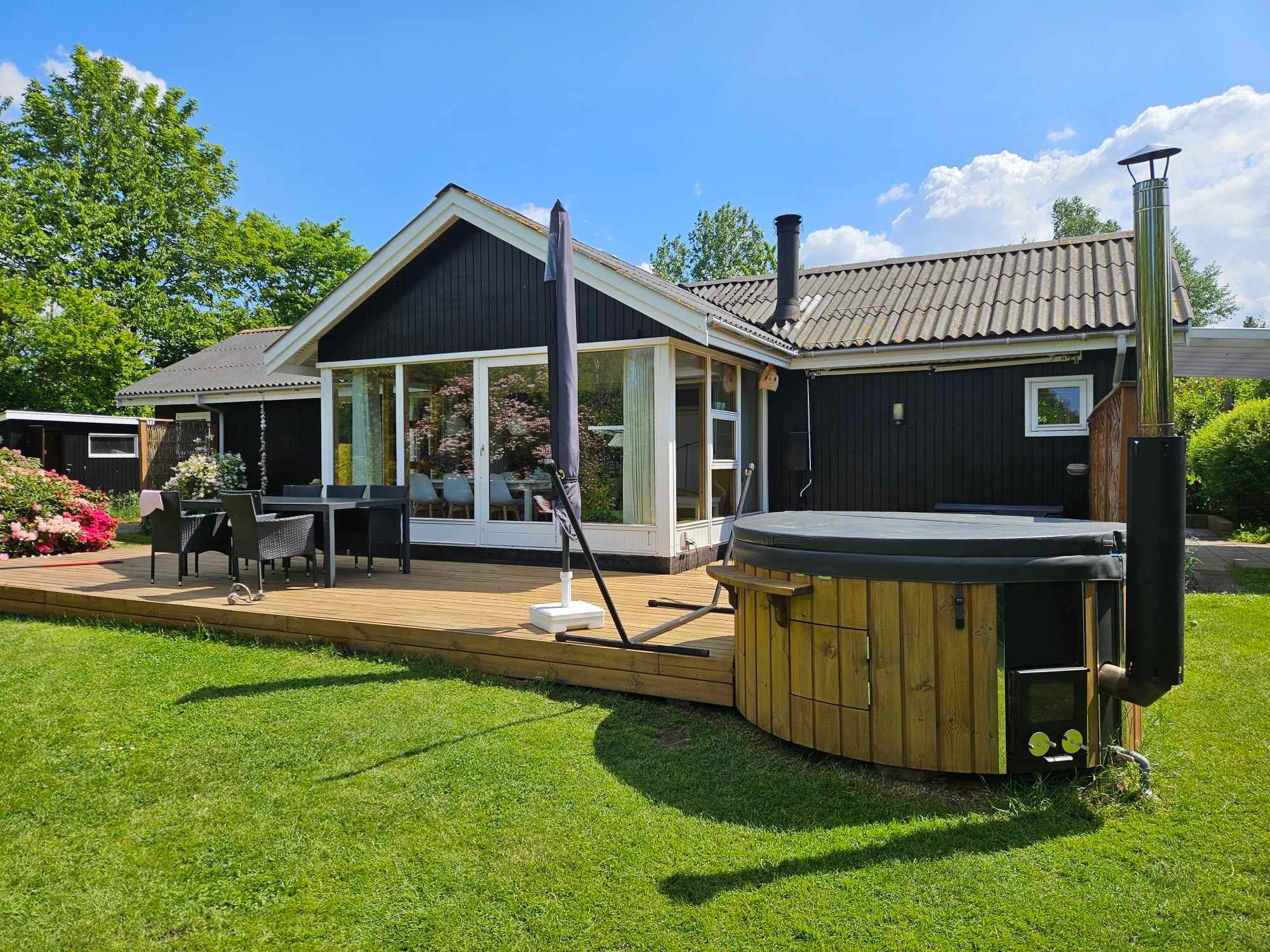 Hyggeligt sommerhus med vildmarksbad hovedbillede