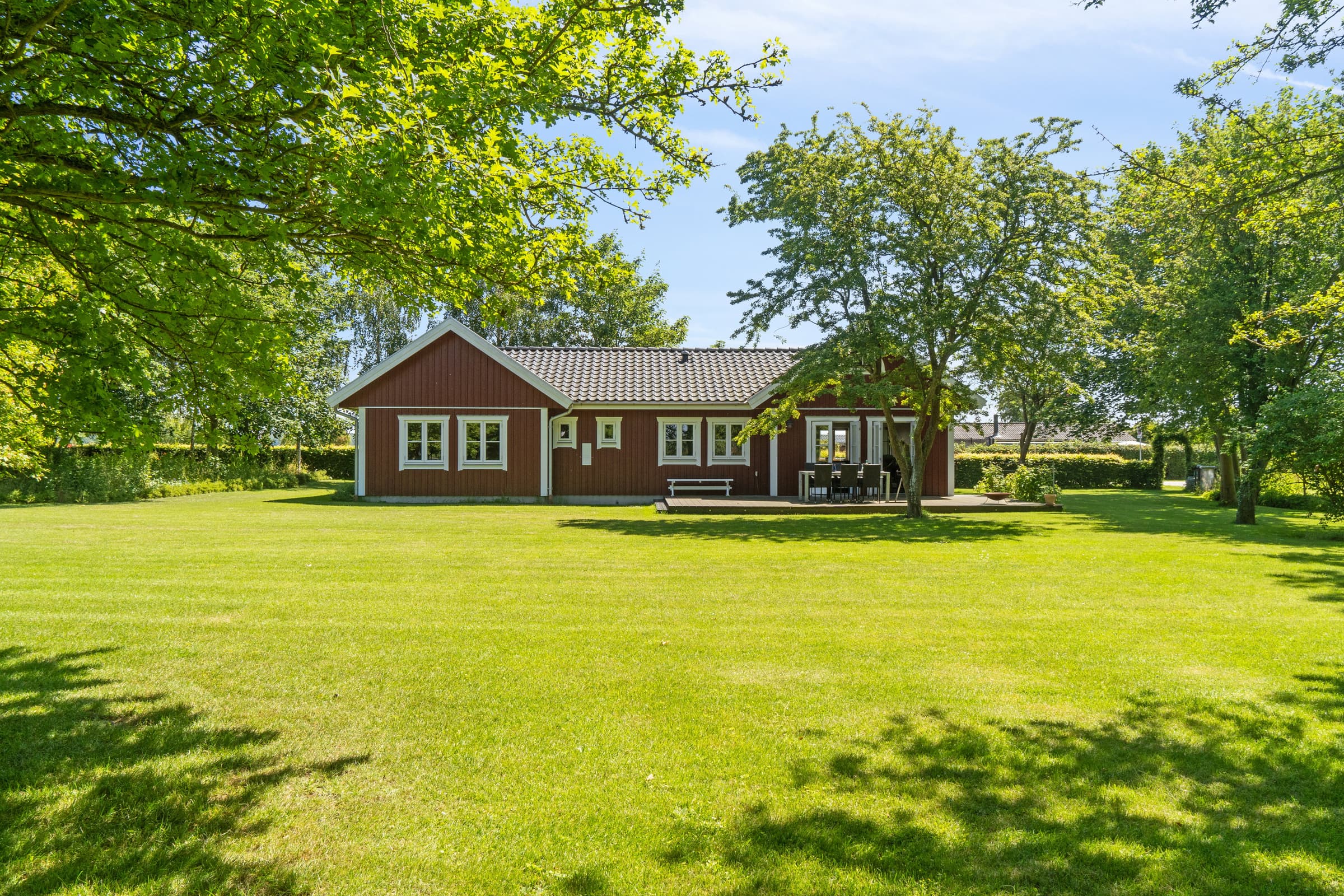 Lyst sommerhus nær havet på stor naturgrund hovedbillede