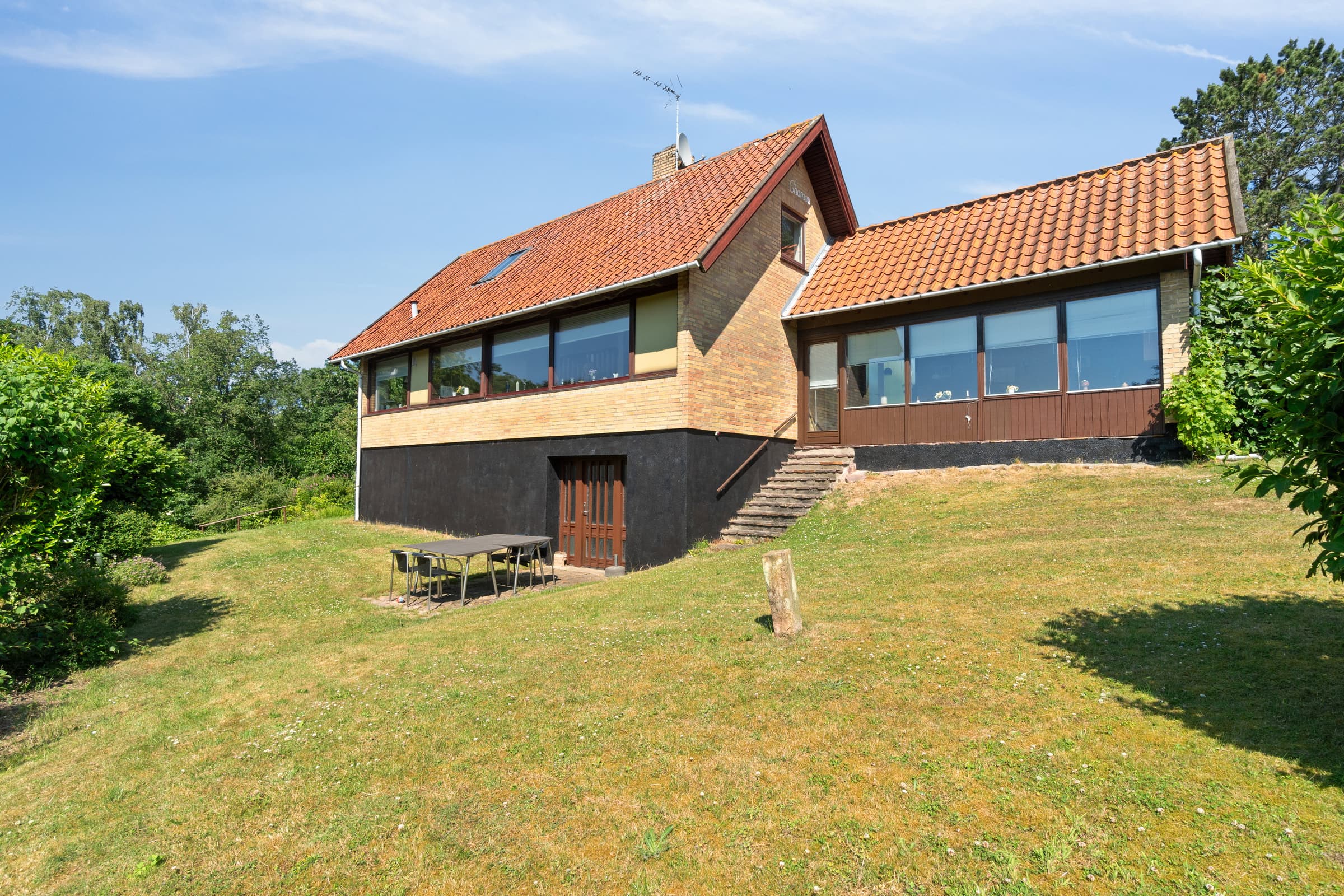 Hyggeligt hus op til skov, kyst og klippestrand hovedbillede