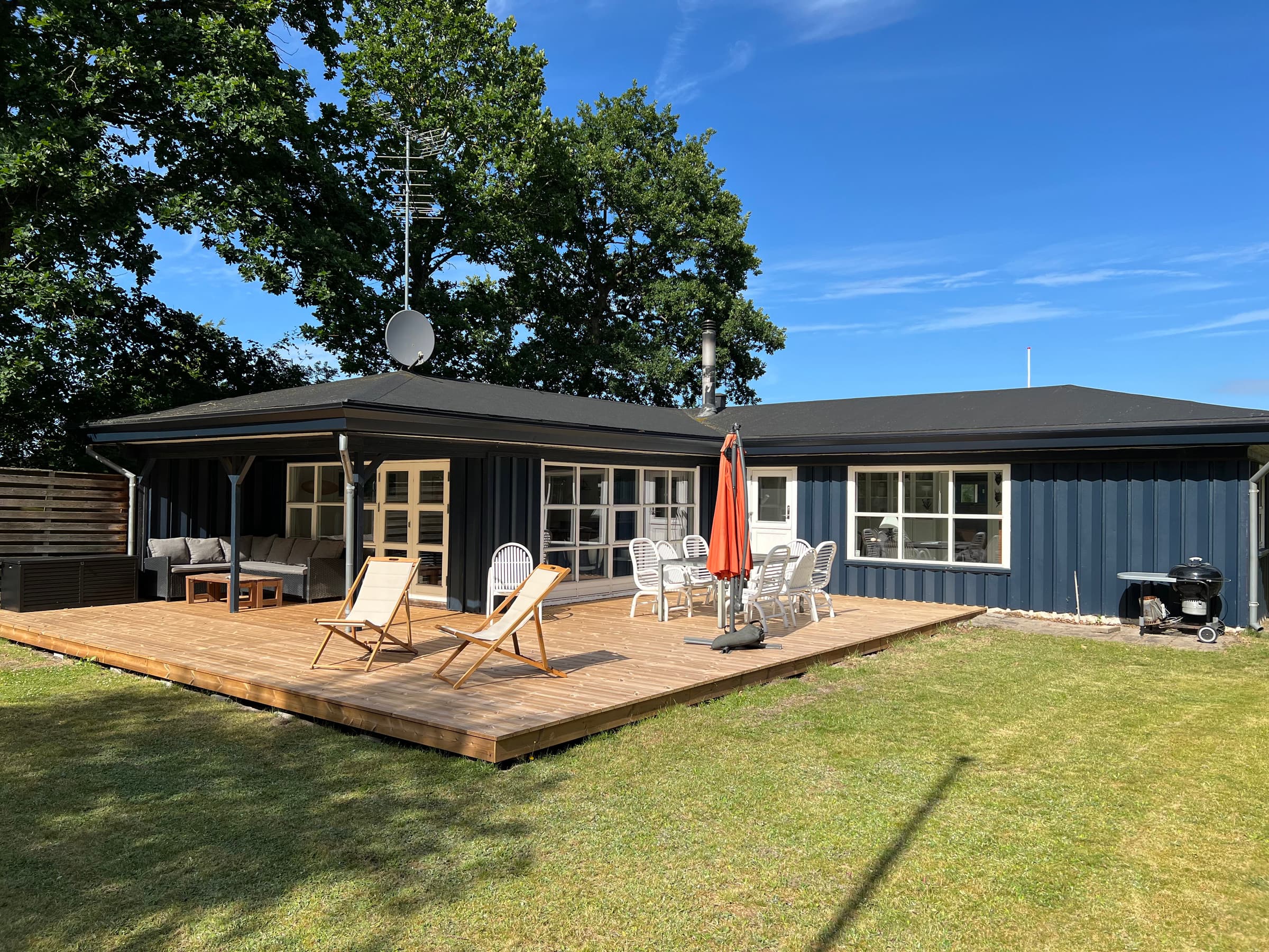 Skønt sommerhus på ugeneret grund 200m fra strand hovedbillede