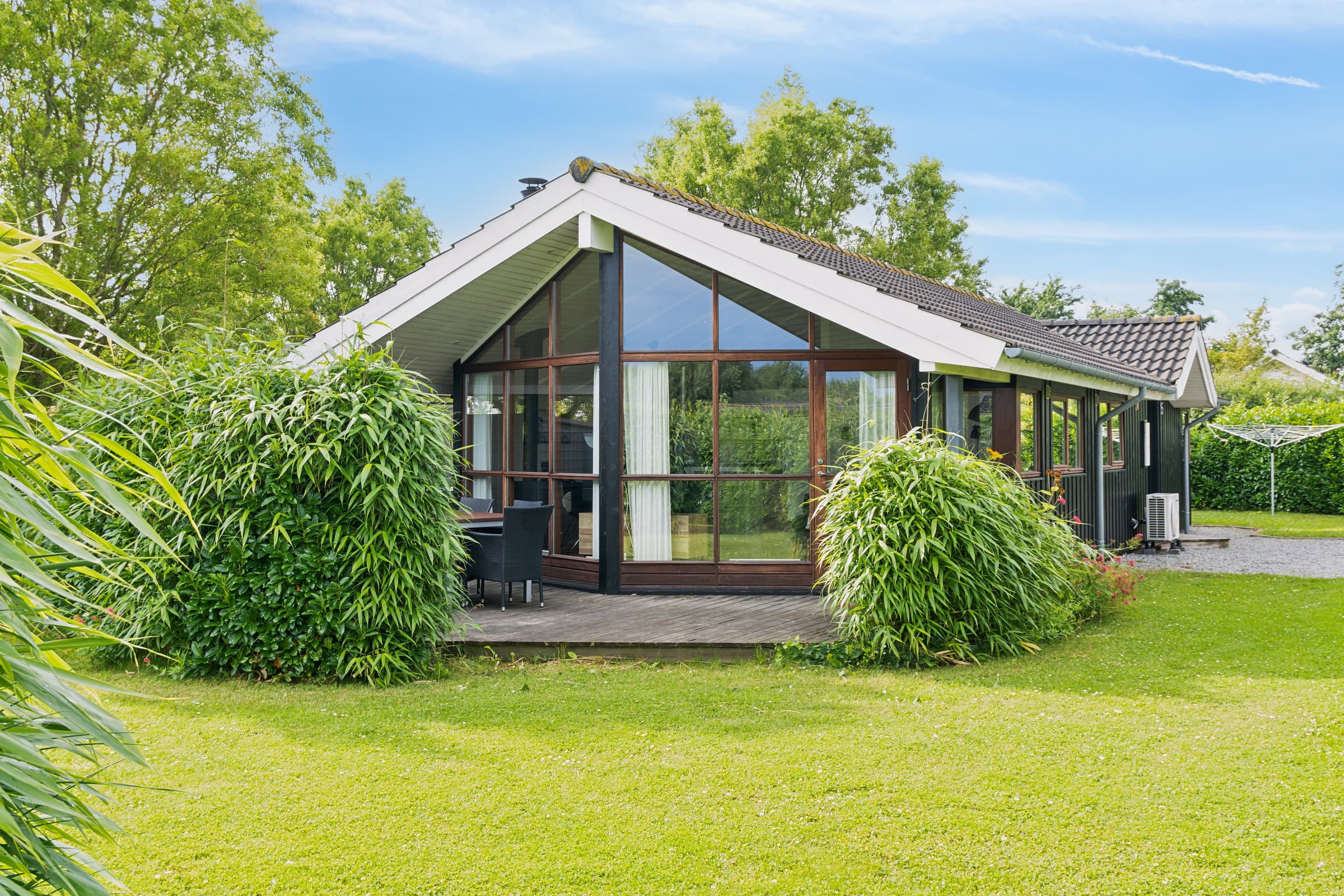 Velindrettet sommerhus ved Skovmose på Als hovedbillede