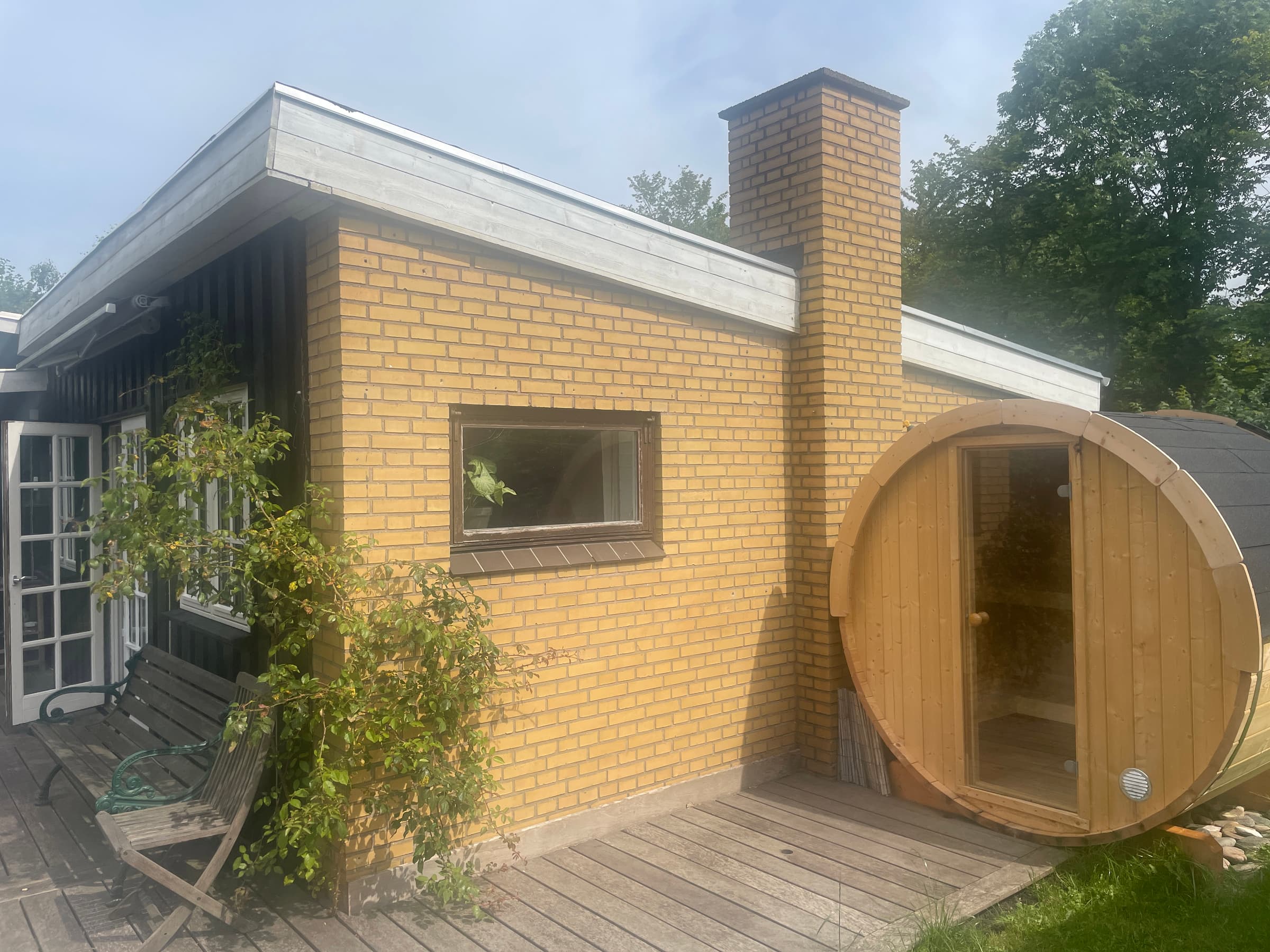 Rummeligt sommerhus med pool - billede 1