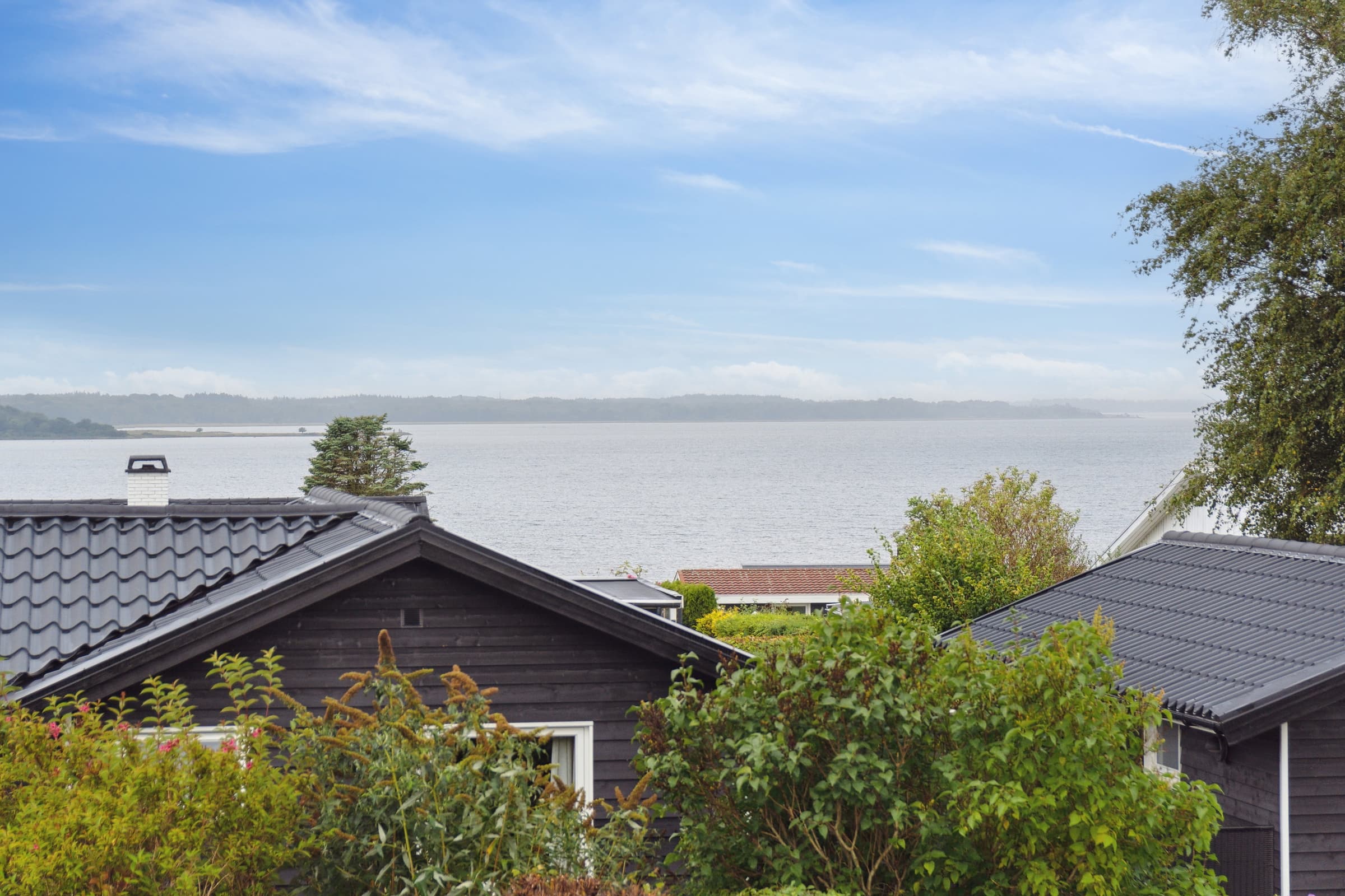 Familievenligt sommerhus med udsigt over fjorden hovedbillede
