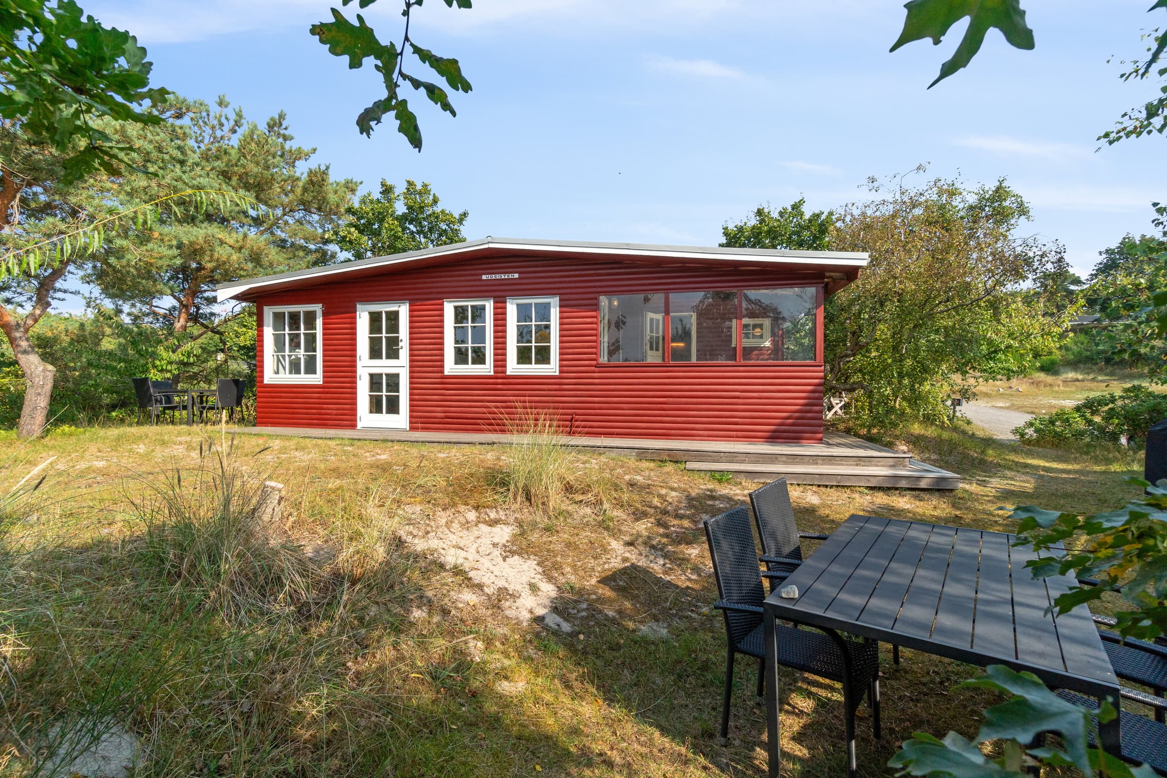 Klassisk sommerhus ved badestrand i Boderne hovedbillede