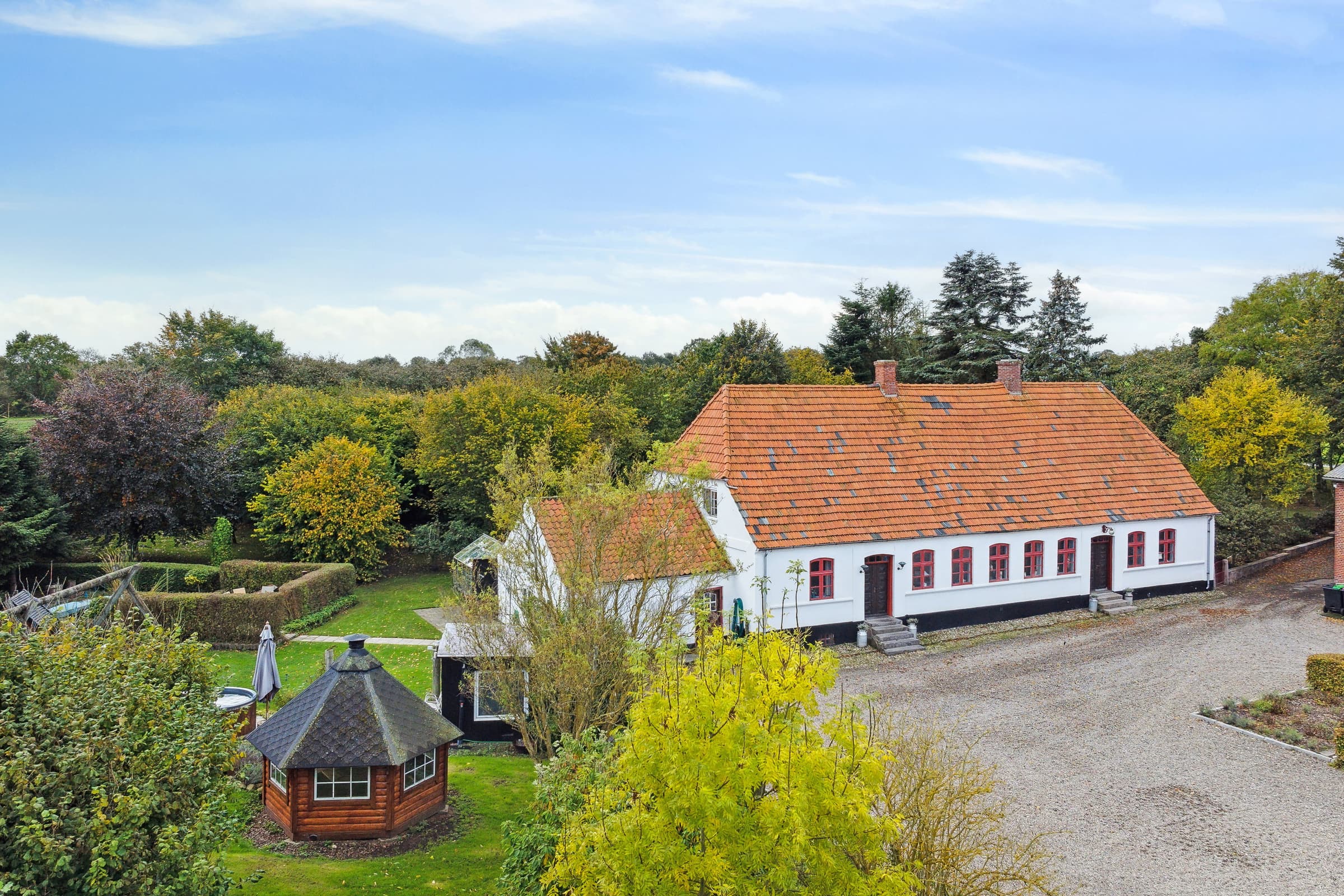 Landidyl med vildmarksbad, sauna og aktivitetsrum hovedbillede