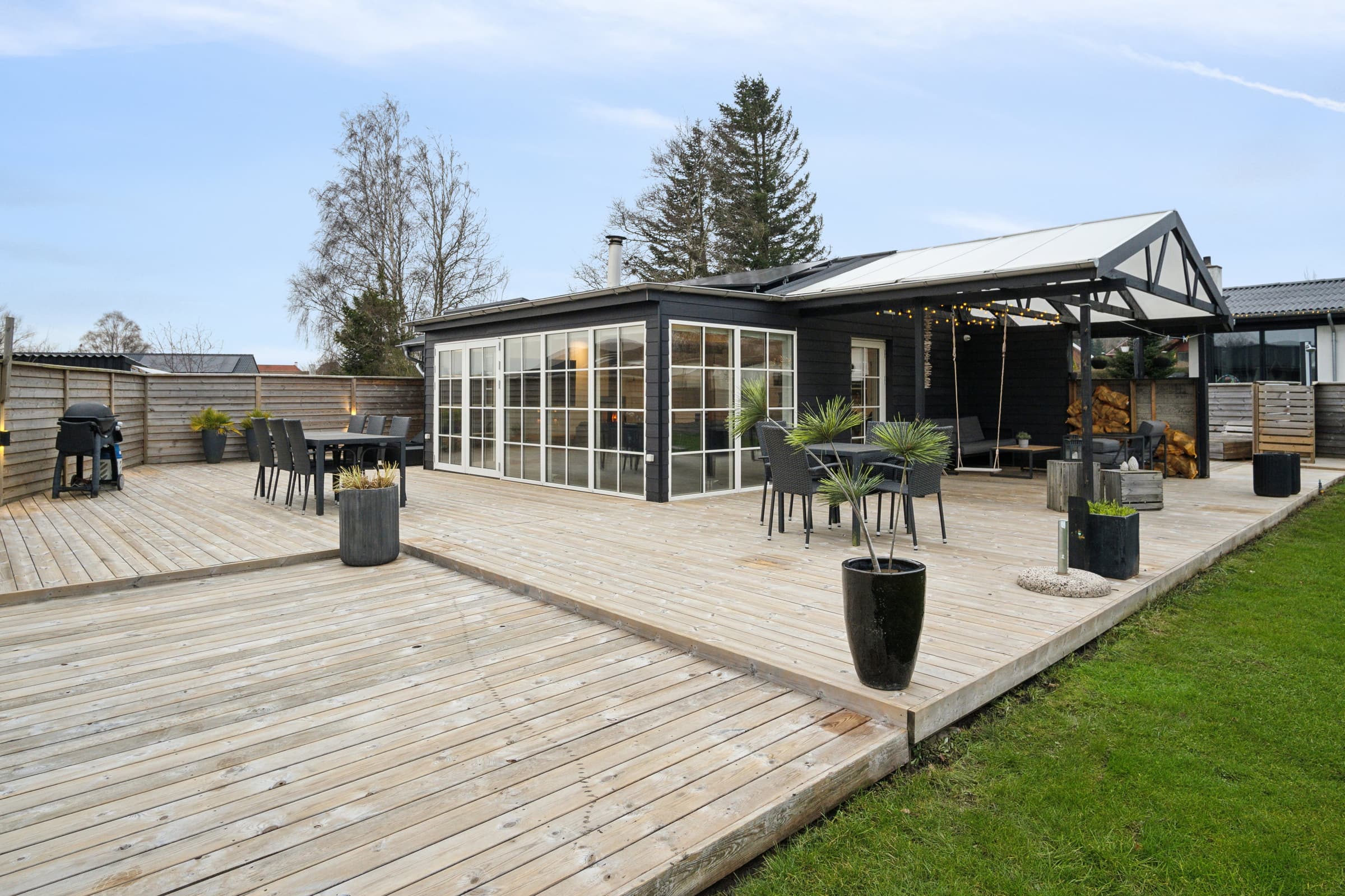 Super hyggeligt sommerhus i nordisk stil i Høll hovedbillede