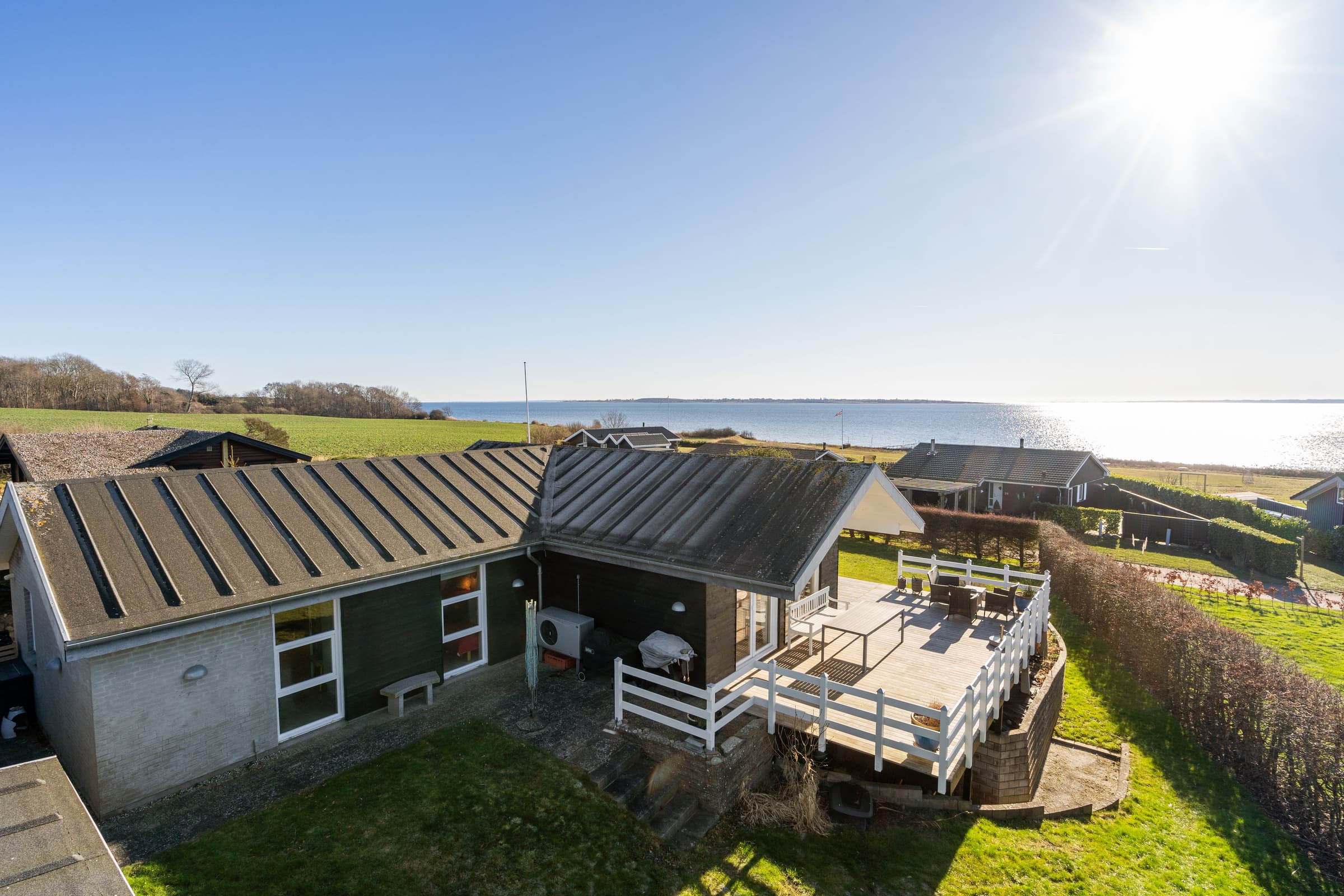 Dejligt sommerhus med havnudsigt - billede 1