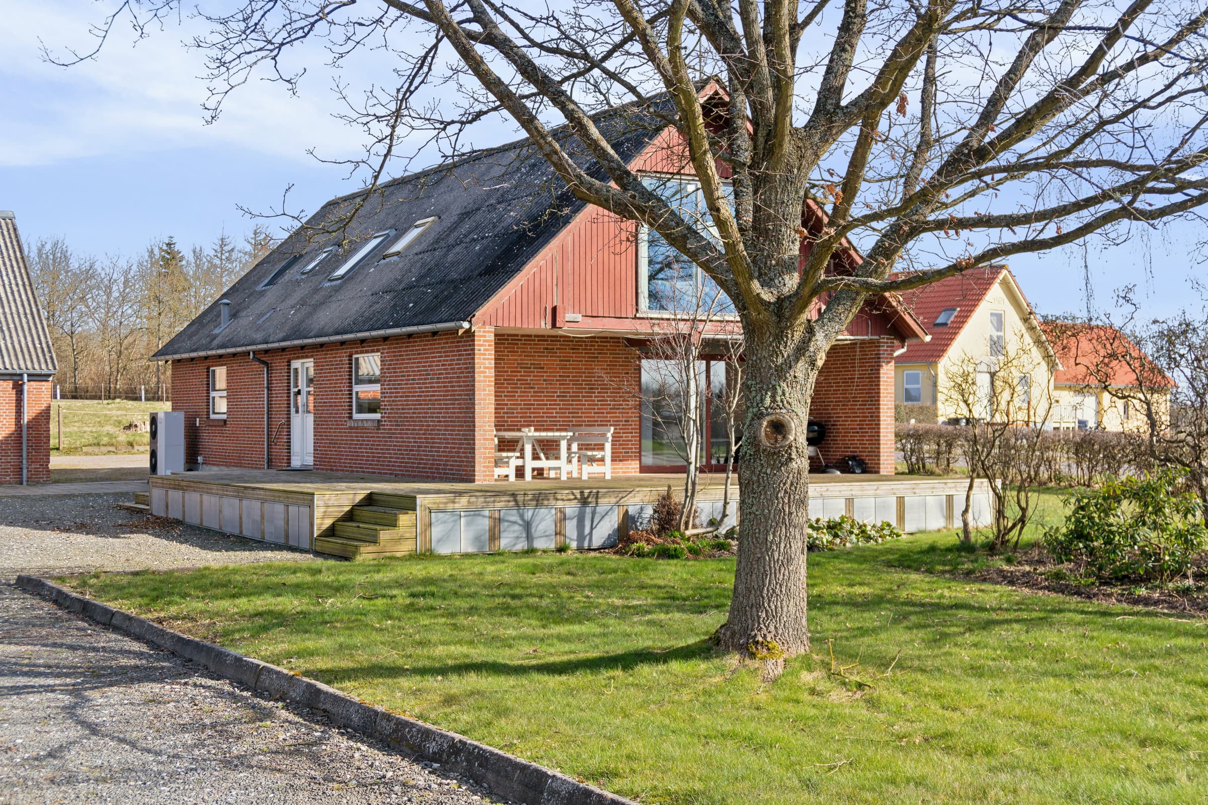 Totalrenoveret hus med udsigt og stor terrasse hovedbillede