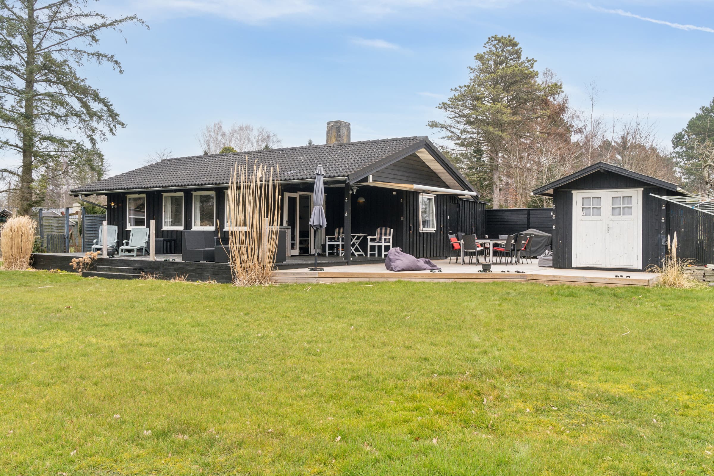 Sommerhus, rolige omgivelser, stort terrassemiljø hovedbillede