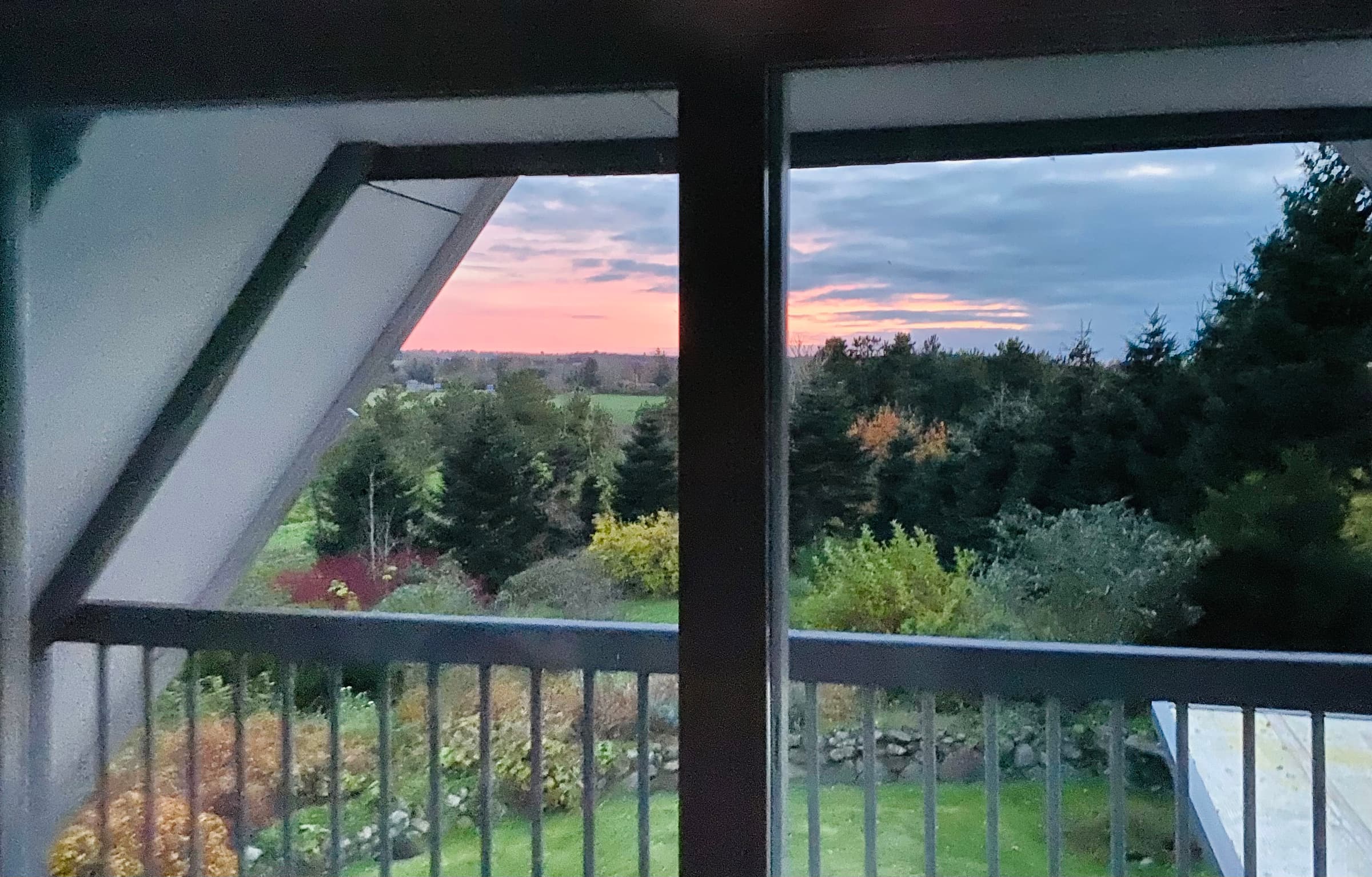 Fredeligt, nyrenoveret sommerhus ved fjorden hovedbillede