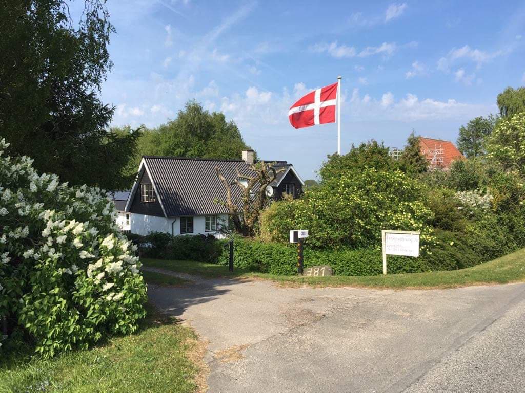 Familievenligt hus nær strand med stor have - billede 1