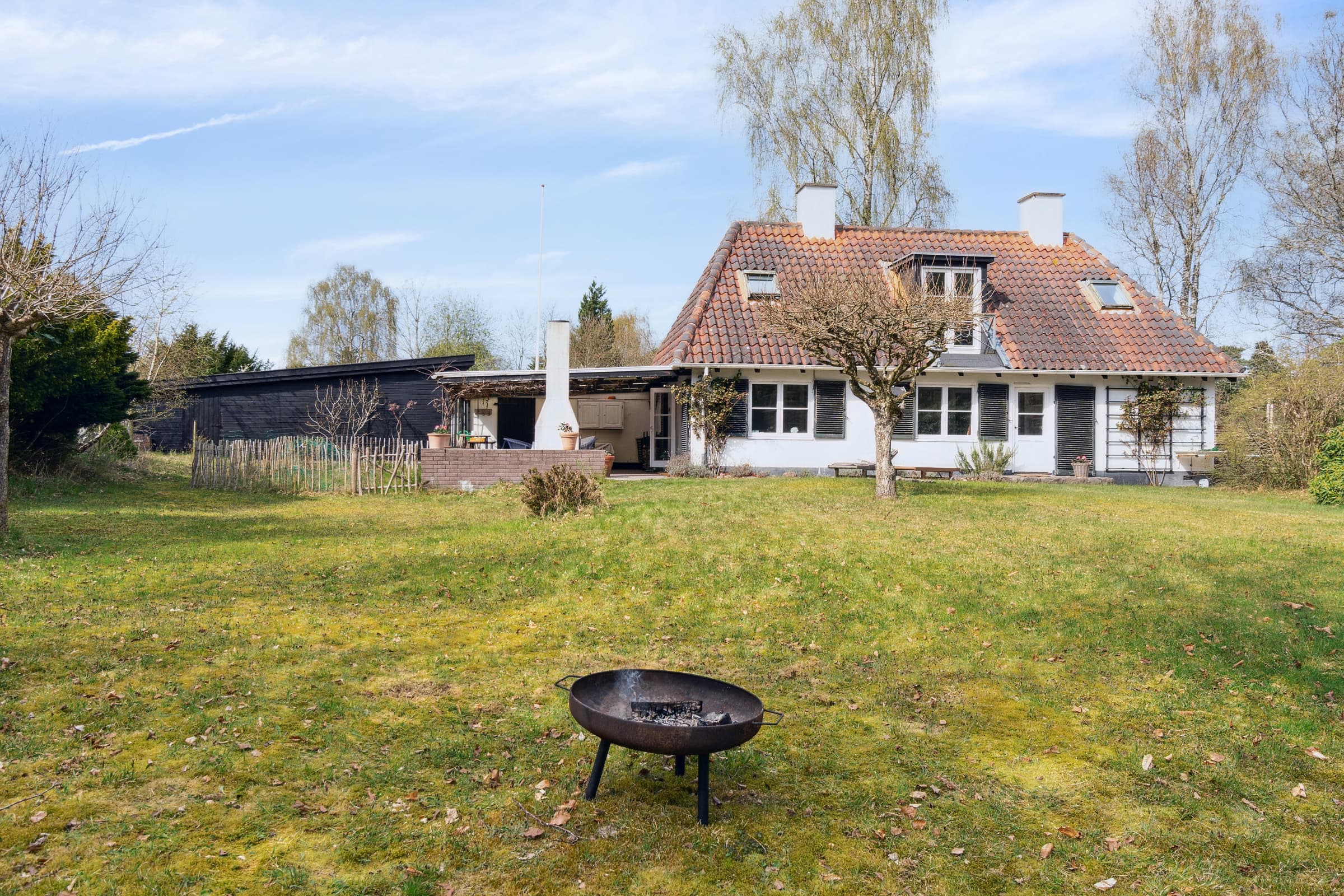 Charmerende lokalt hus med 5000m2 have og skov - billede 1