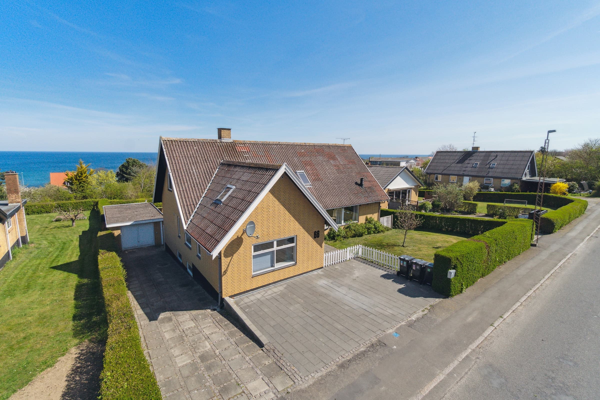 Stor feriebolig med havudsigt i Tejn hovedbillede