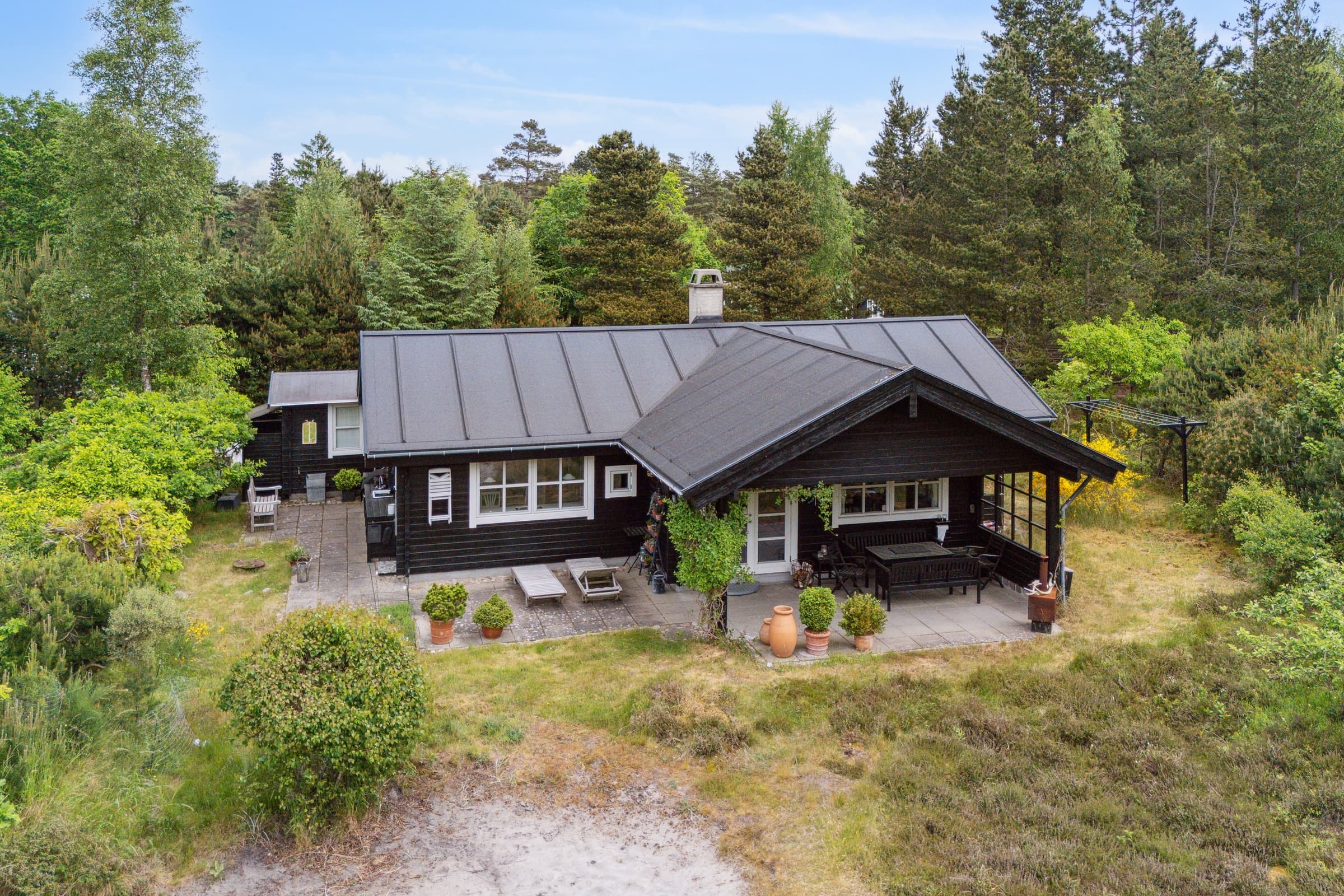 Charmende sommerhus tæt på privat strand og natur - billede 1