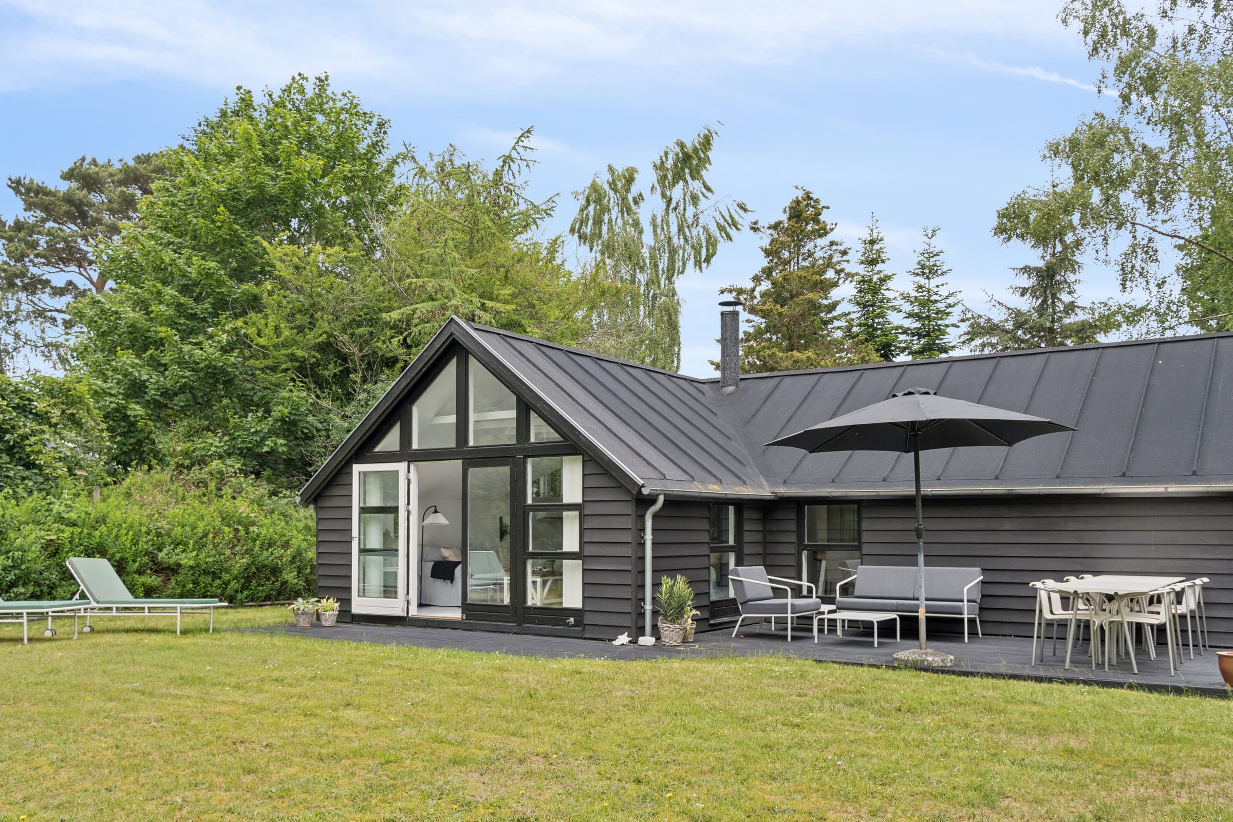 Nyrenoveret sommerhus tæt på strand hovedbillede