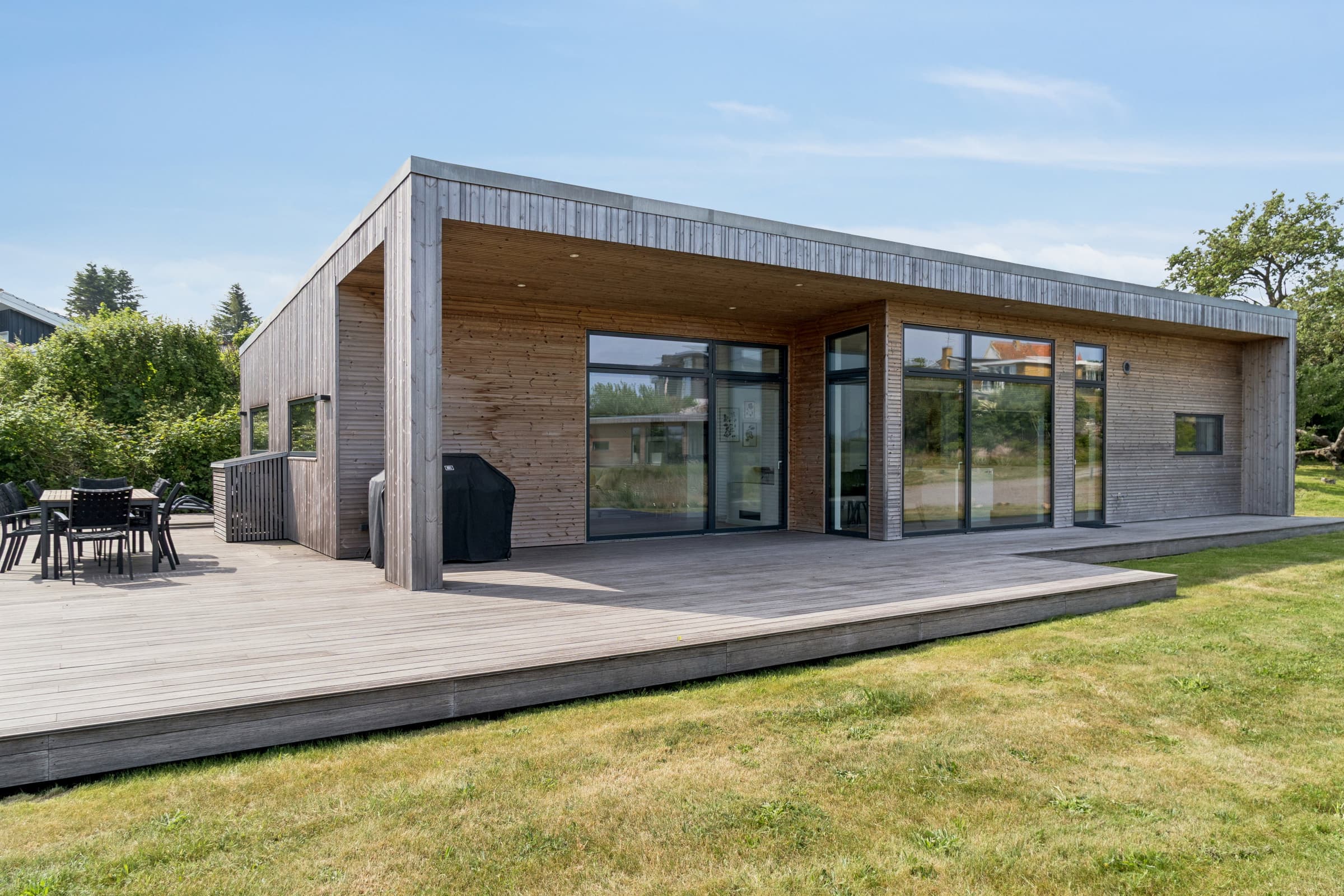 Havudsigt og hygge i arkitekttegnet hus hovedbillede