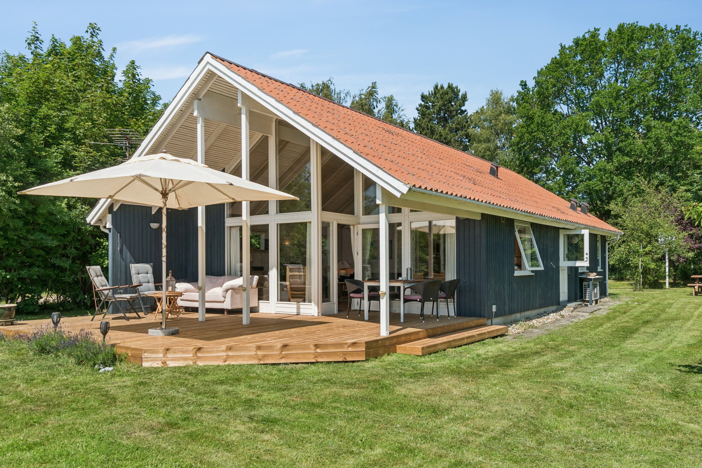 Skønt sommerhus med fri udsigt over engen hovedbillede