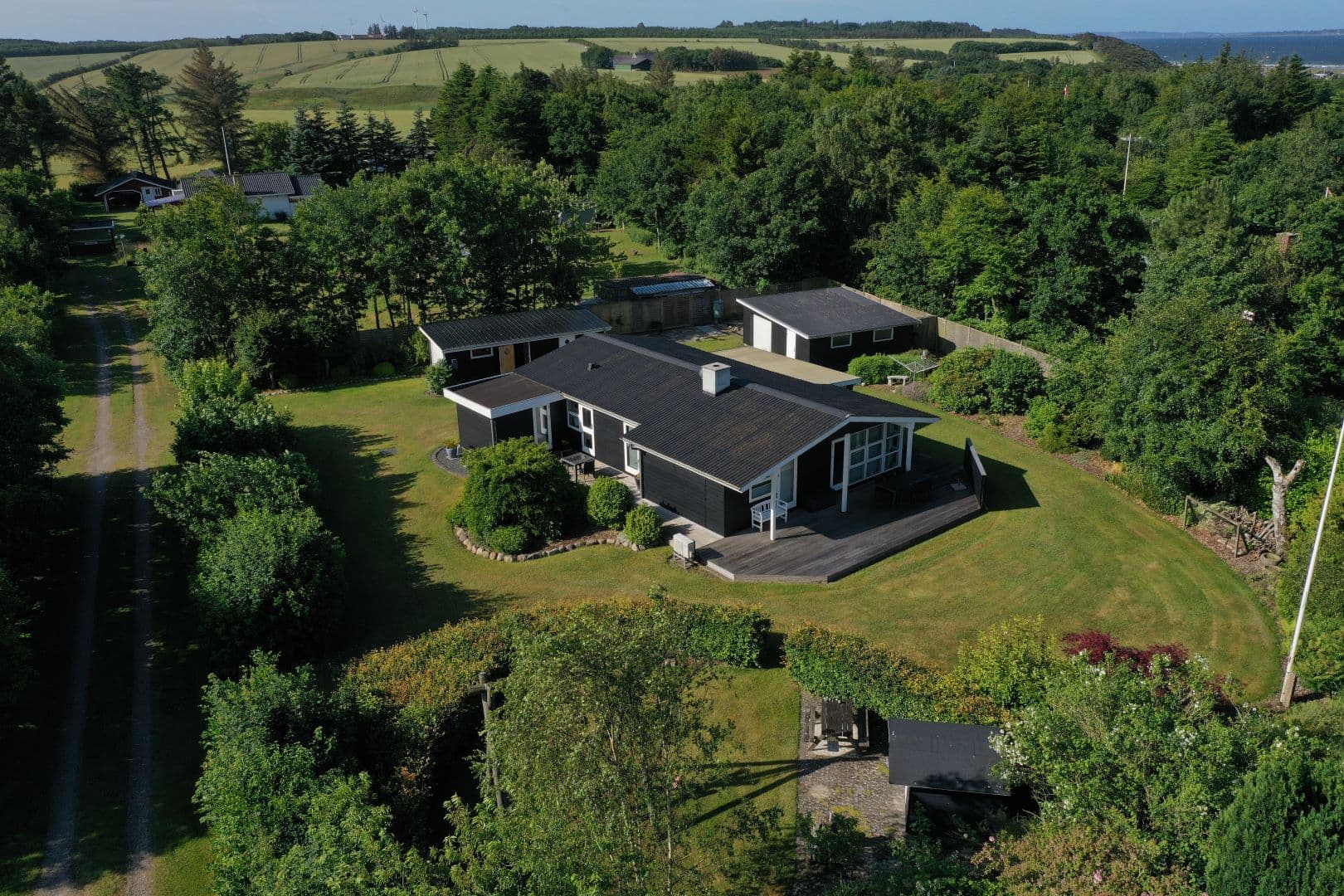Charmerende sommerhus med stor indhegnet have hovedbillede