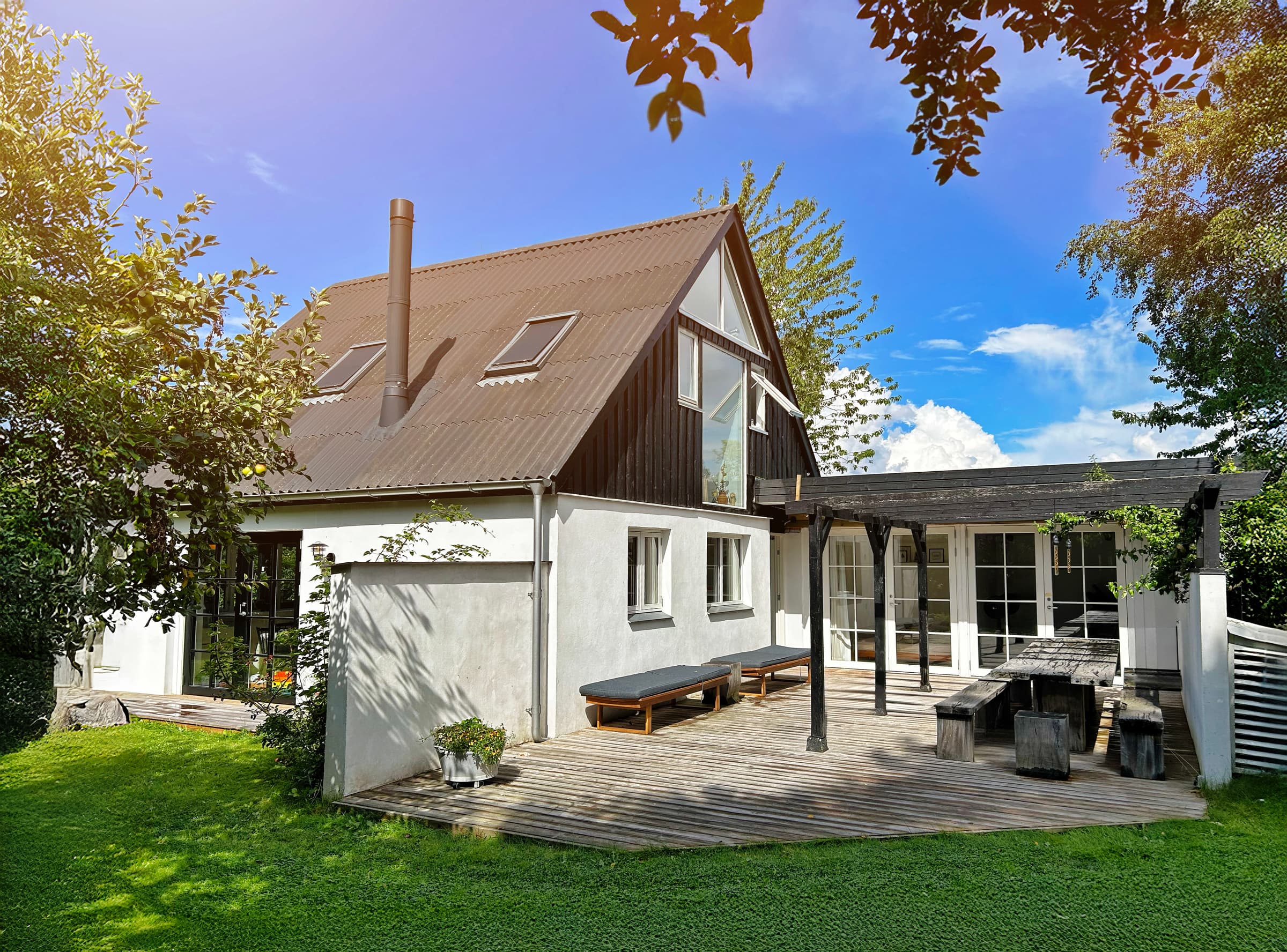 Dejligt helårs sommerhus med udsigt til vandet - billede 1