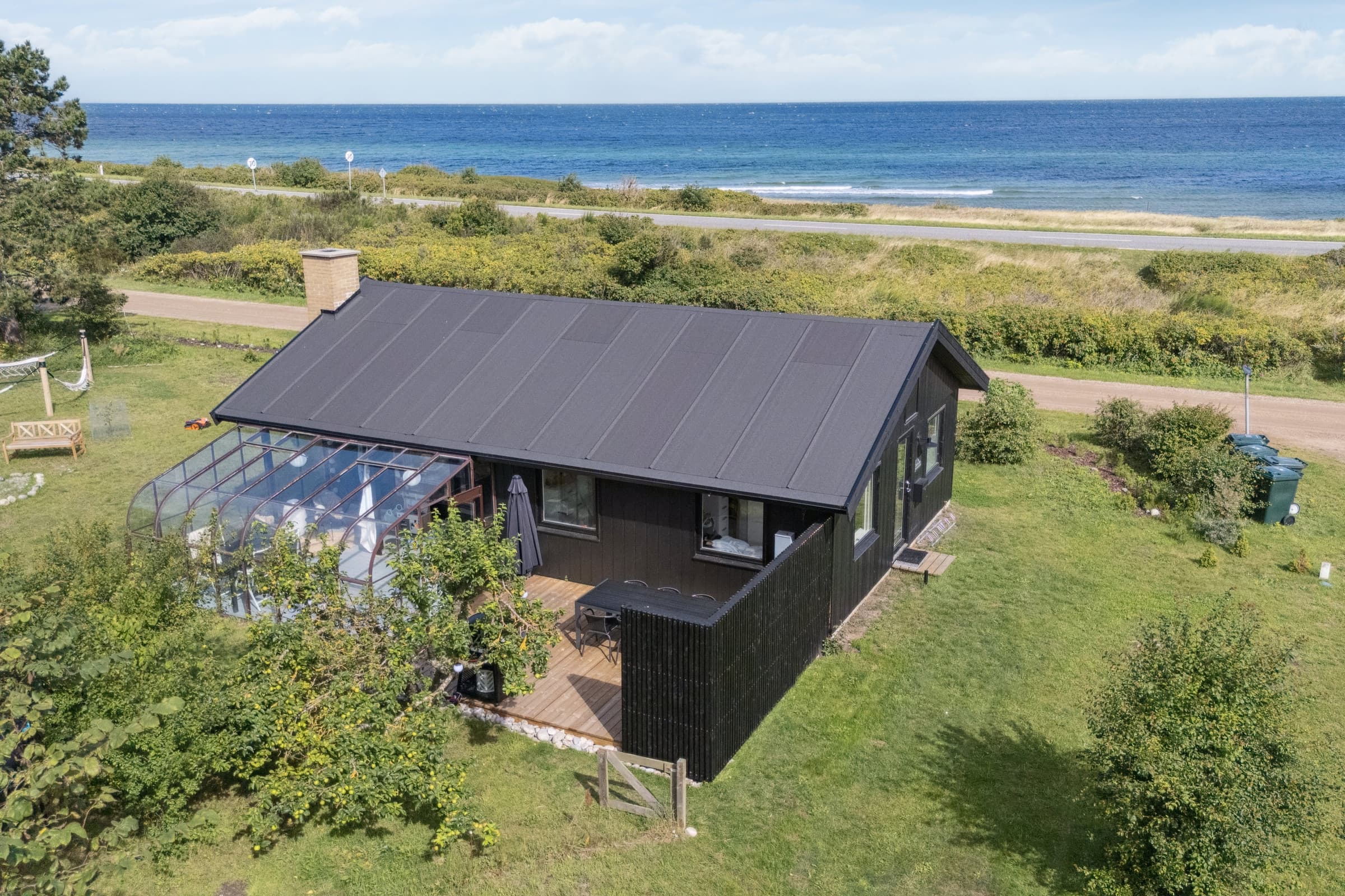 Nyrenoveret feriehus m. havudsigt, 50m fra strand hovedbillede