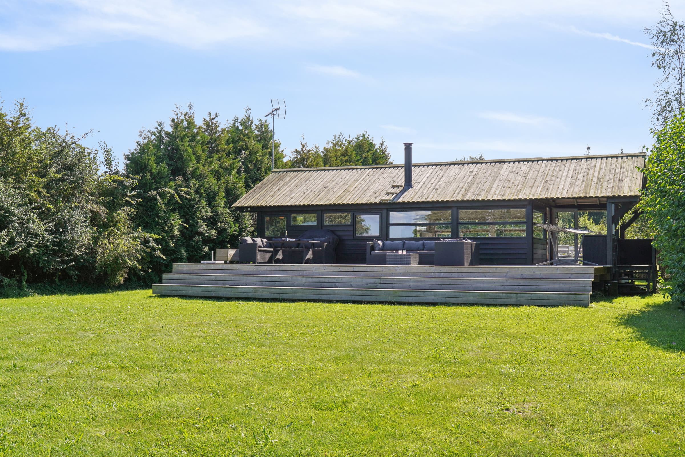 Hyggeligt og lyst sommerhus i første række hovedbillede