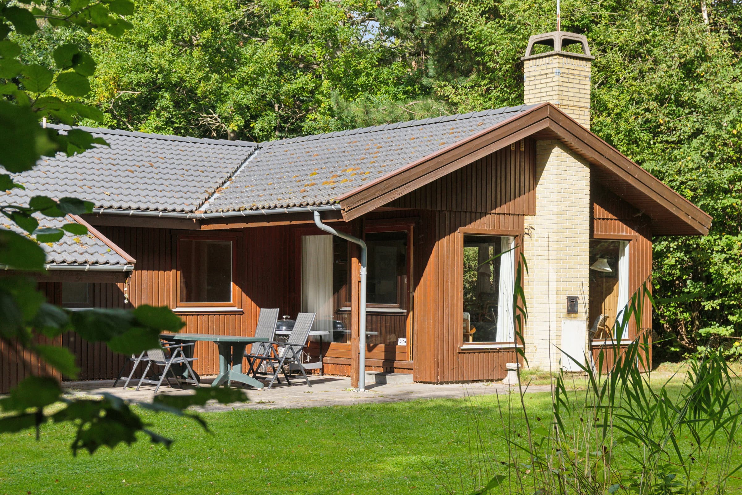 Hyggeligt sommerhus på naturgrund tæt på Dybesø  - billede 1