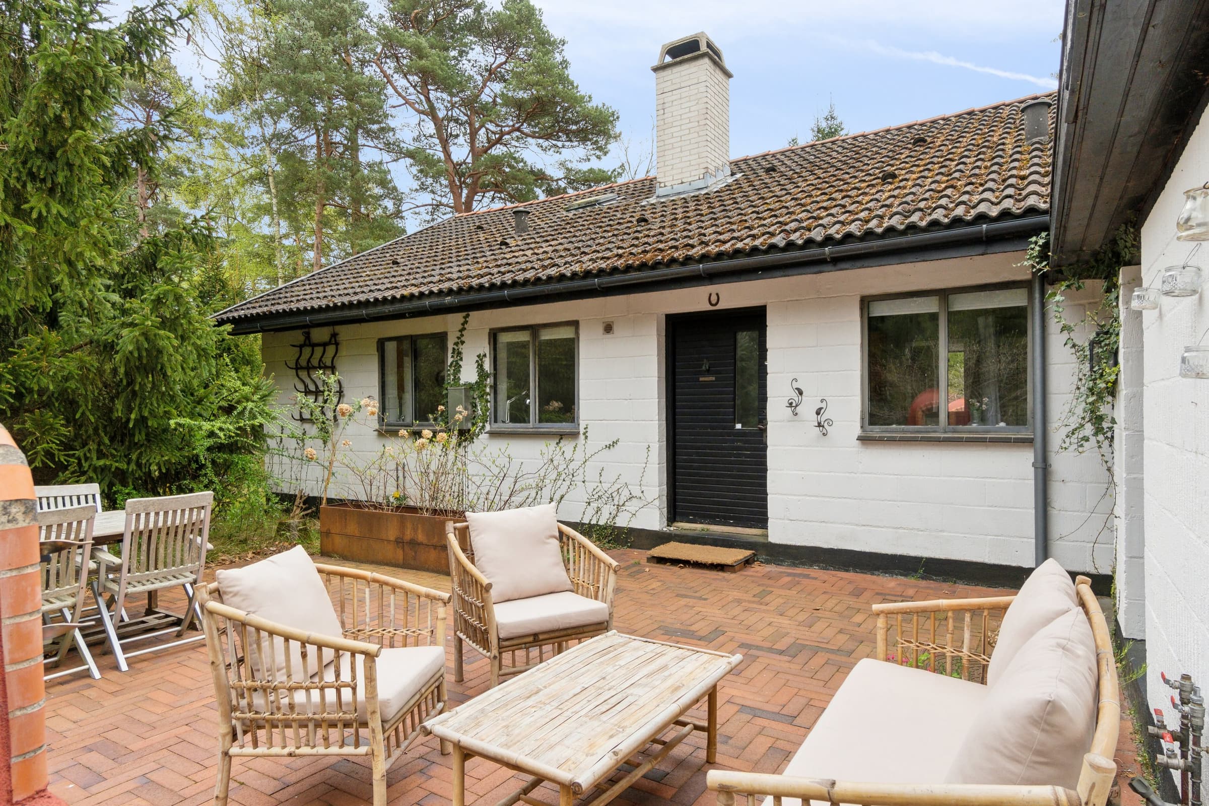 Moderniseret 70'er-sommerhus i skoven nær strand hovedbillede
