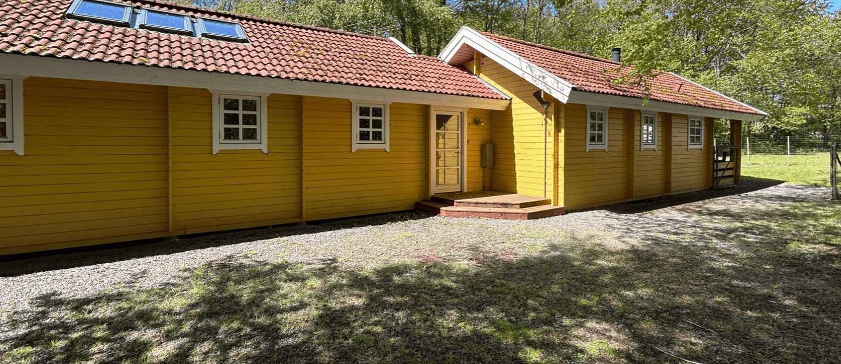 Hyggeligt og moderne sommerhus midt i skoven hovedbillede