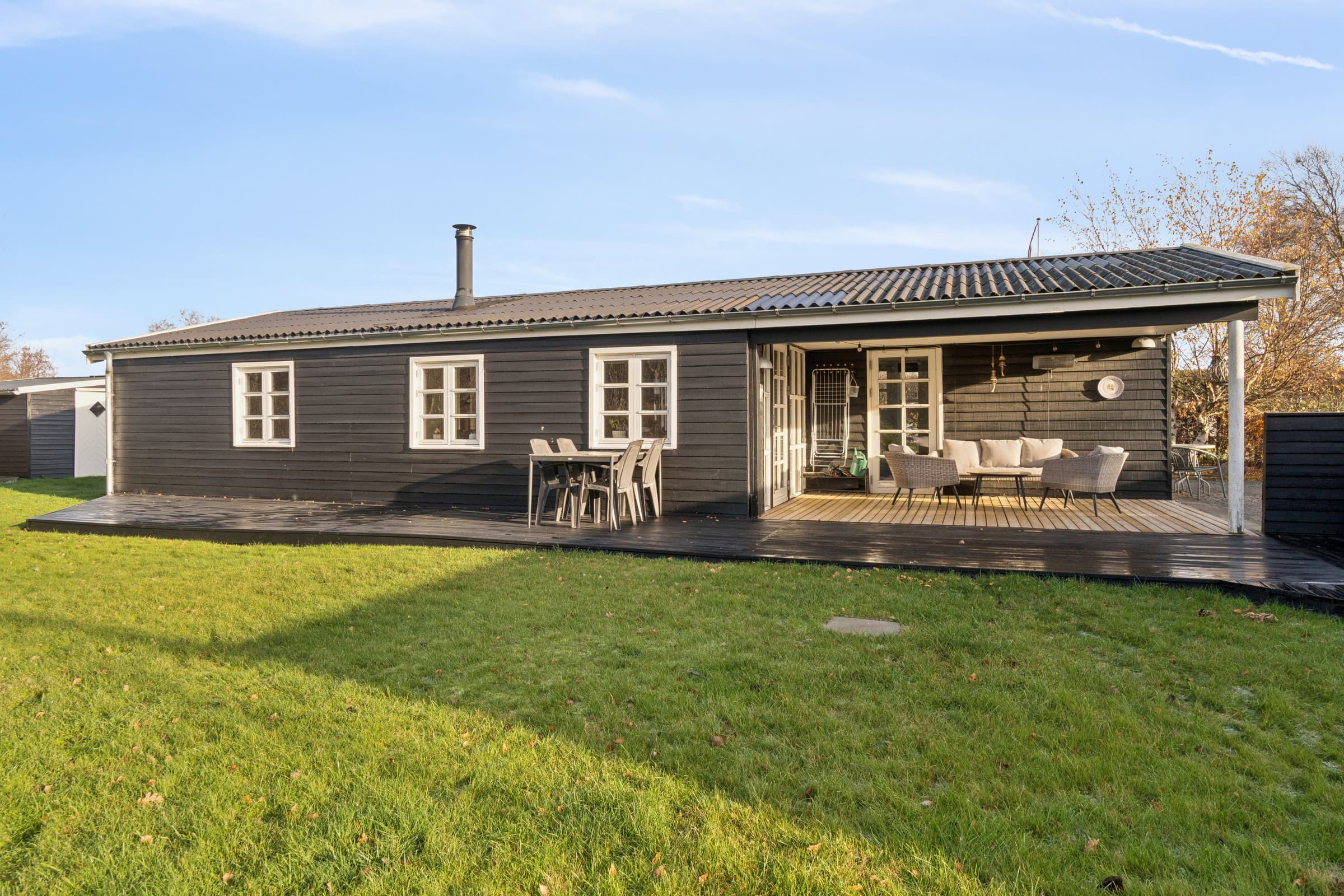 Klassisk sommerhus tæt på strand og natur hovedbillede
