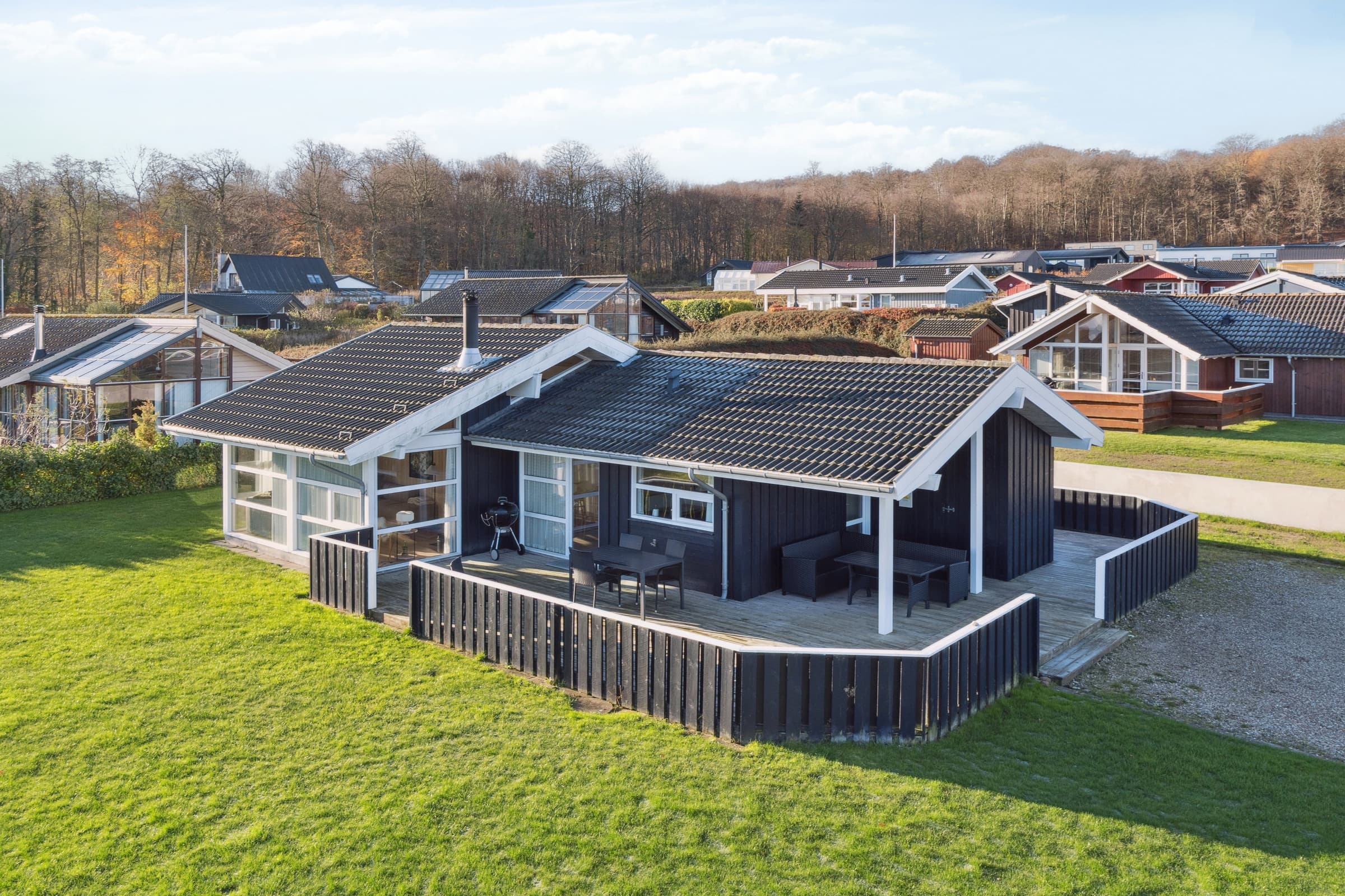 Sommerhus med havudsigt, sauna og tæt på strand hovedbillede