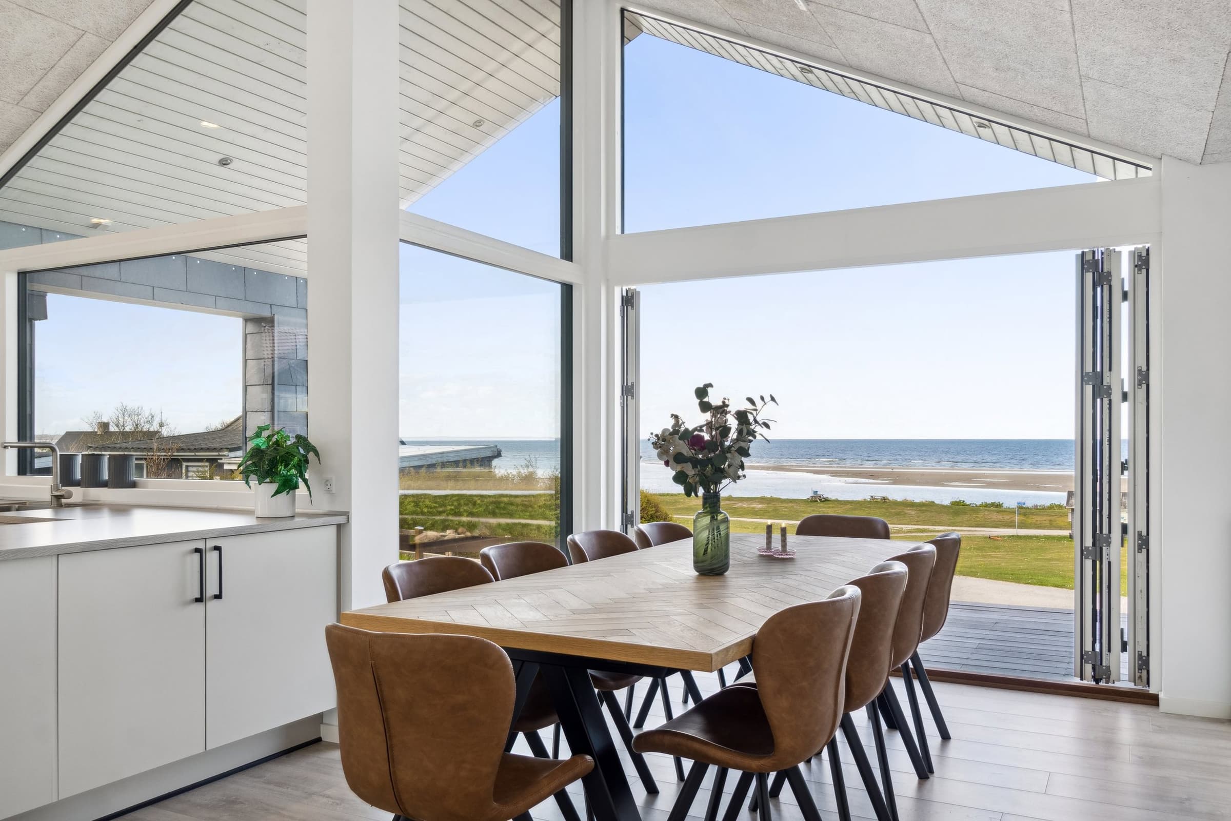 Sommerhus helt ud til havet med fantastisk udsigt hovedbillede