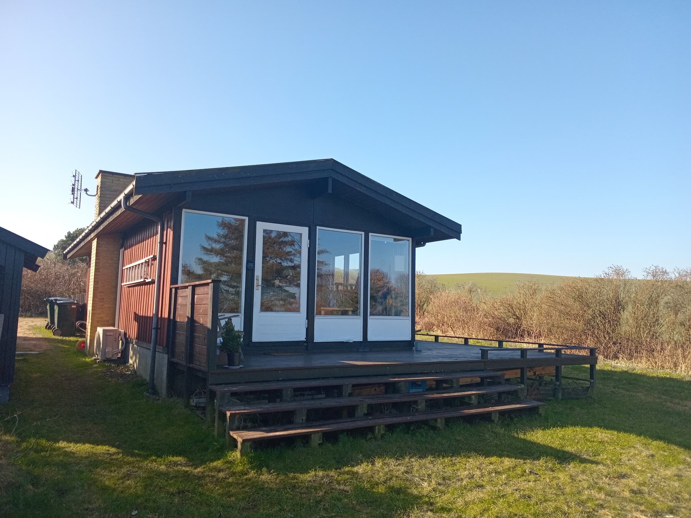 Hyggeligt sommerhus med havudsigt hovedbillede