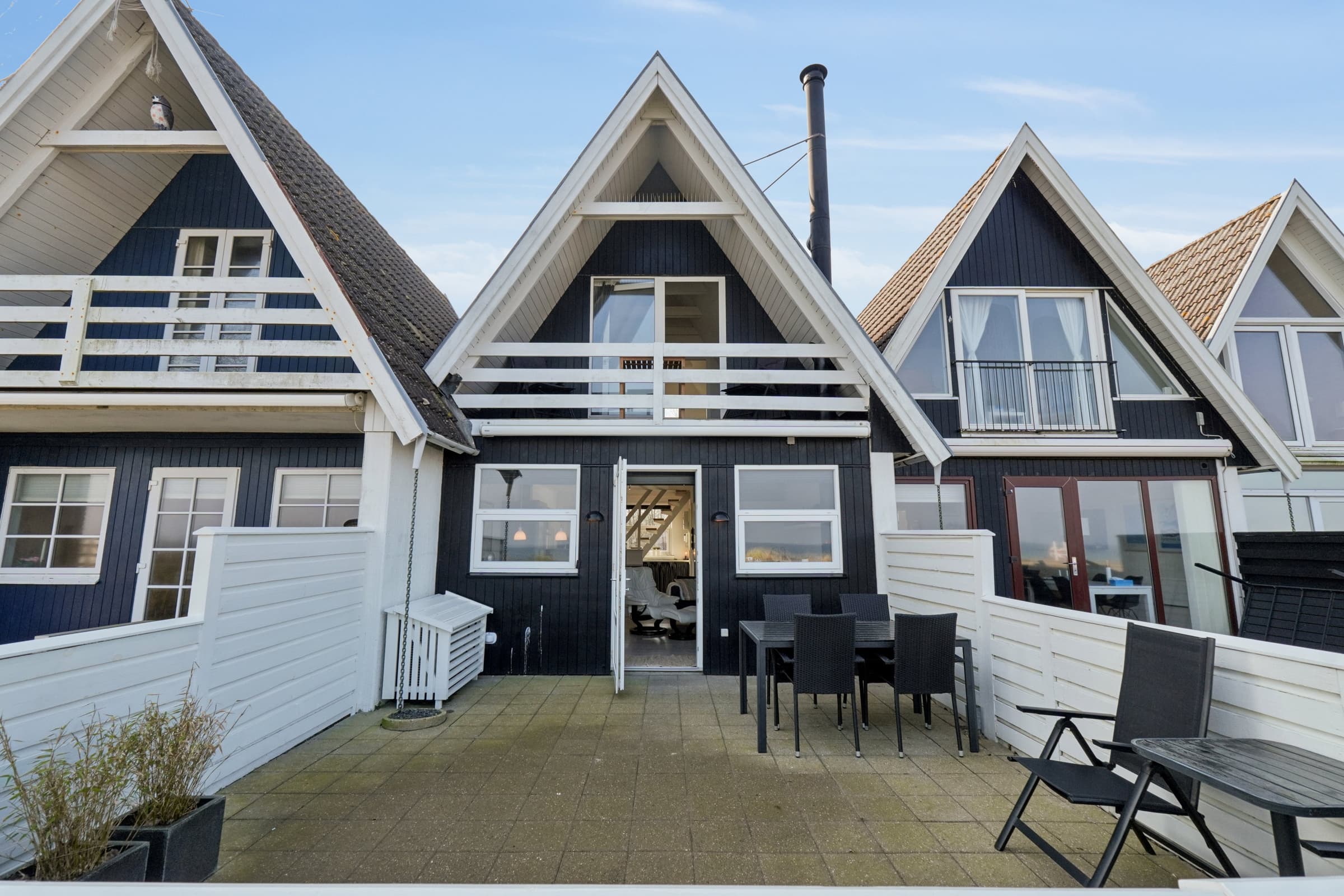 Sommerhus i 1. række.  4 pers. 30 m til havet. hovedbillede