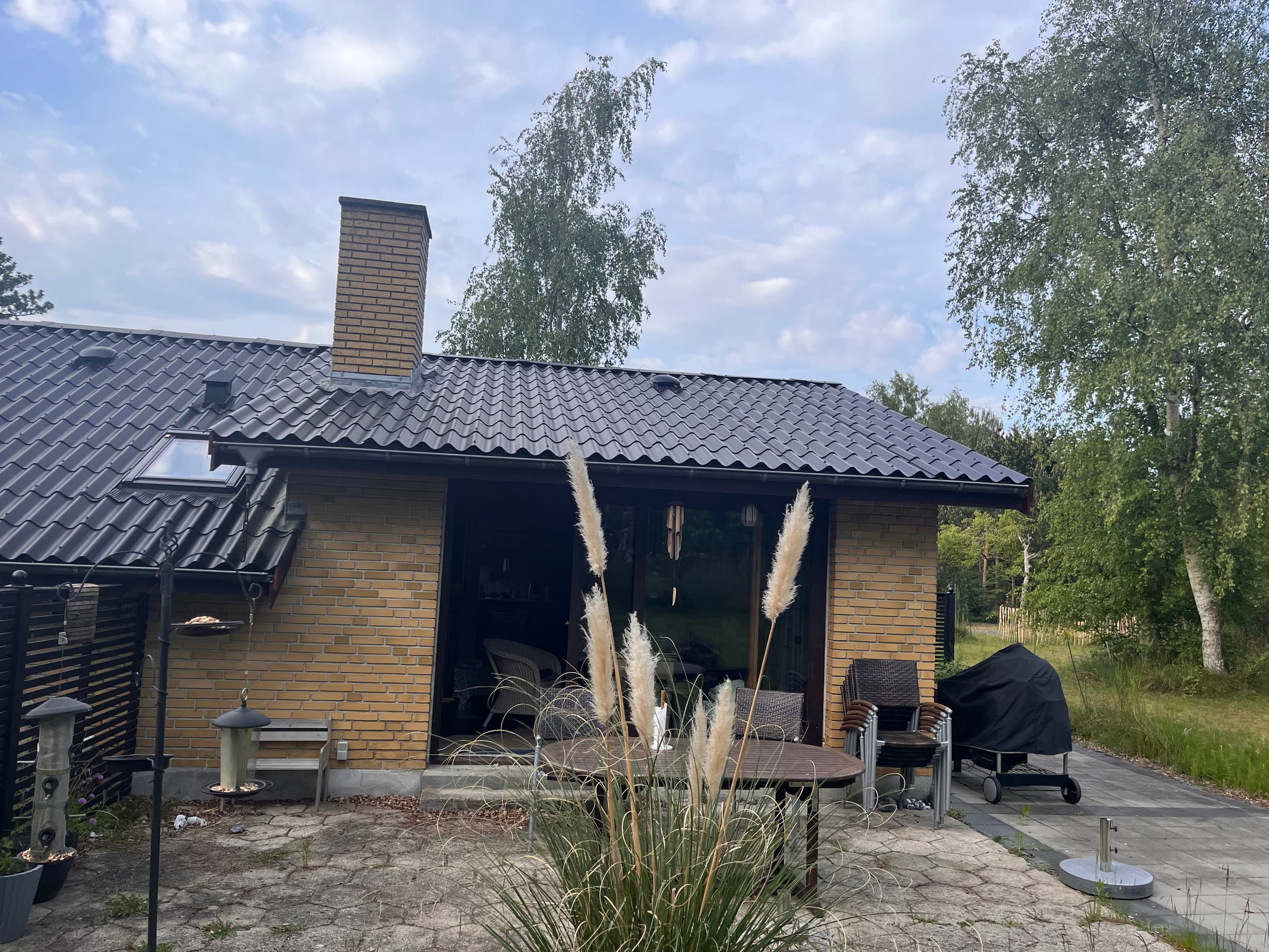 Skønt sommerhus i naturlige omgivelser tæt på hav hovedbillede