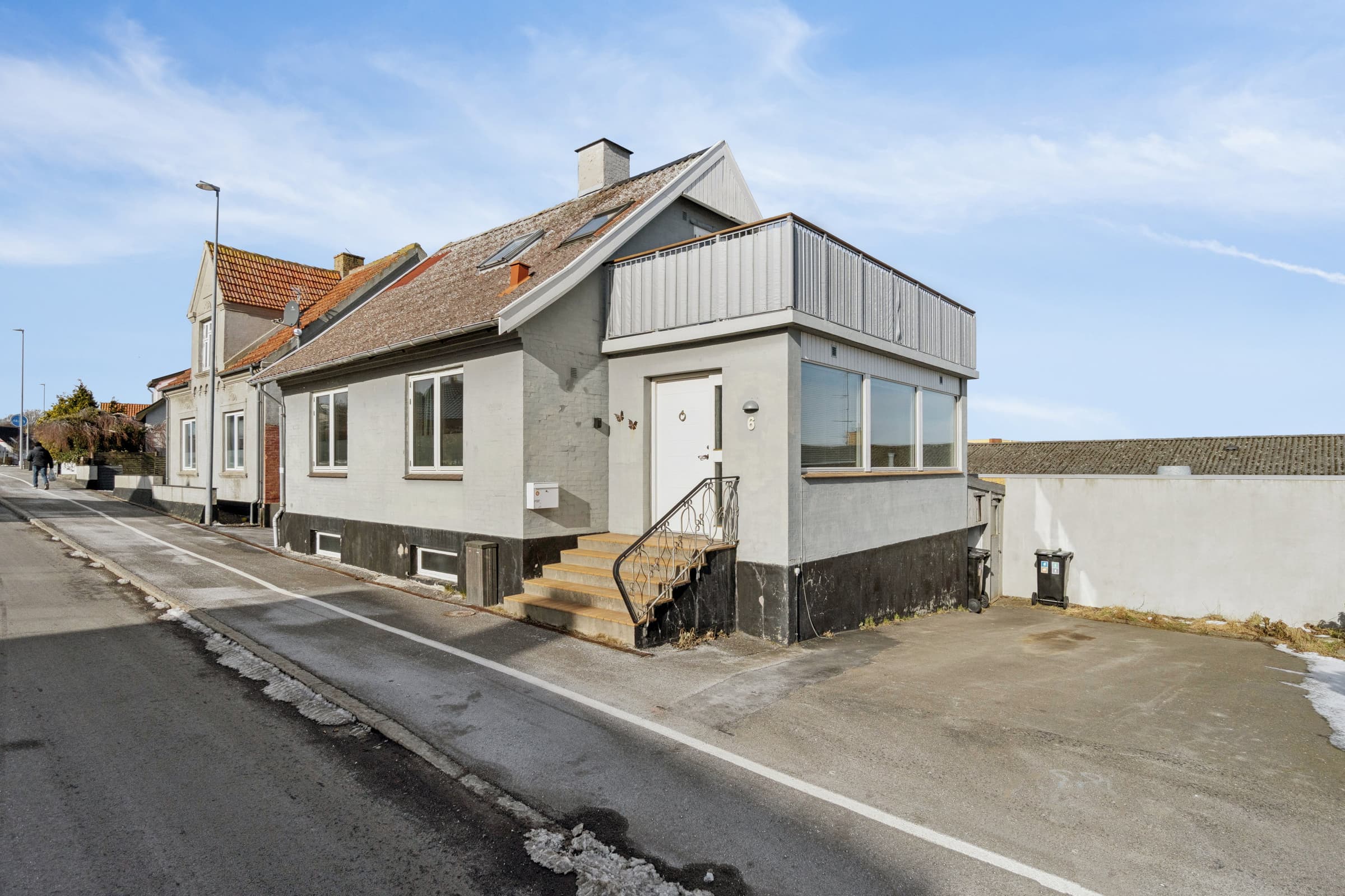 Centraltbeliggende byhus med havn- og havudsigt. - billede 1