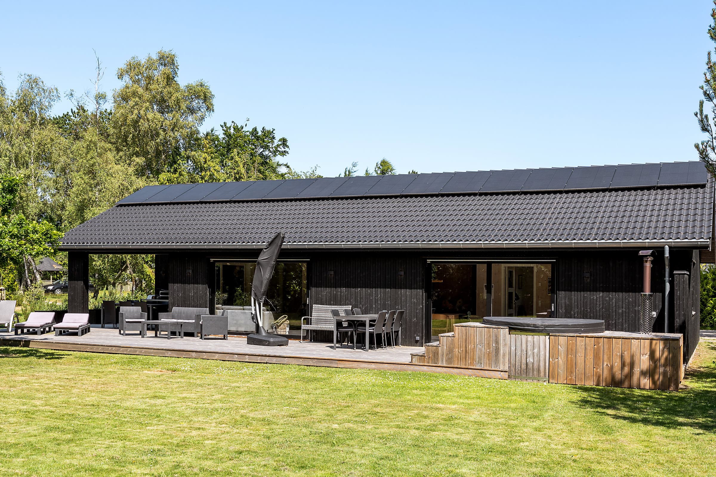 Nyt og moderne sommerhus med vildmarksbad - billede 1