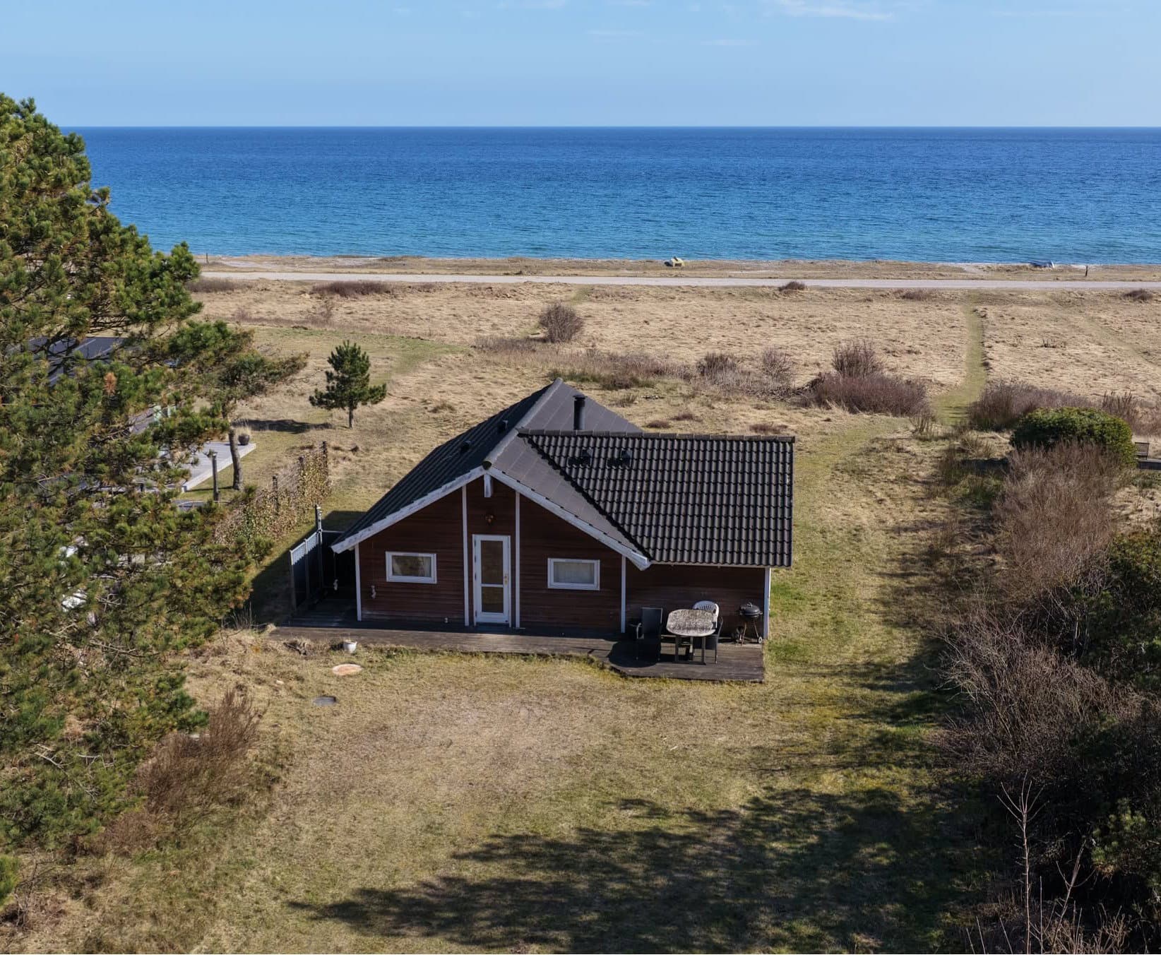 Sommerhus med havudsigt og strand i baghaven hovedbillede