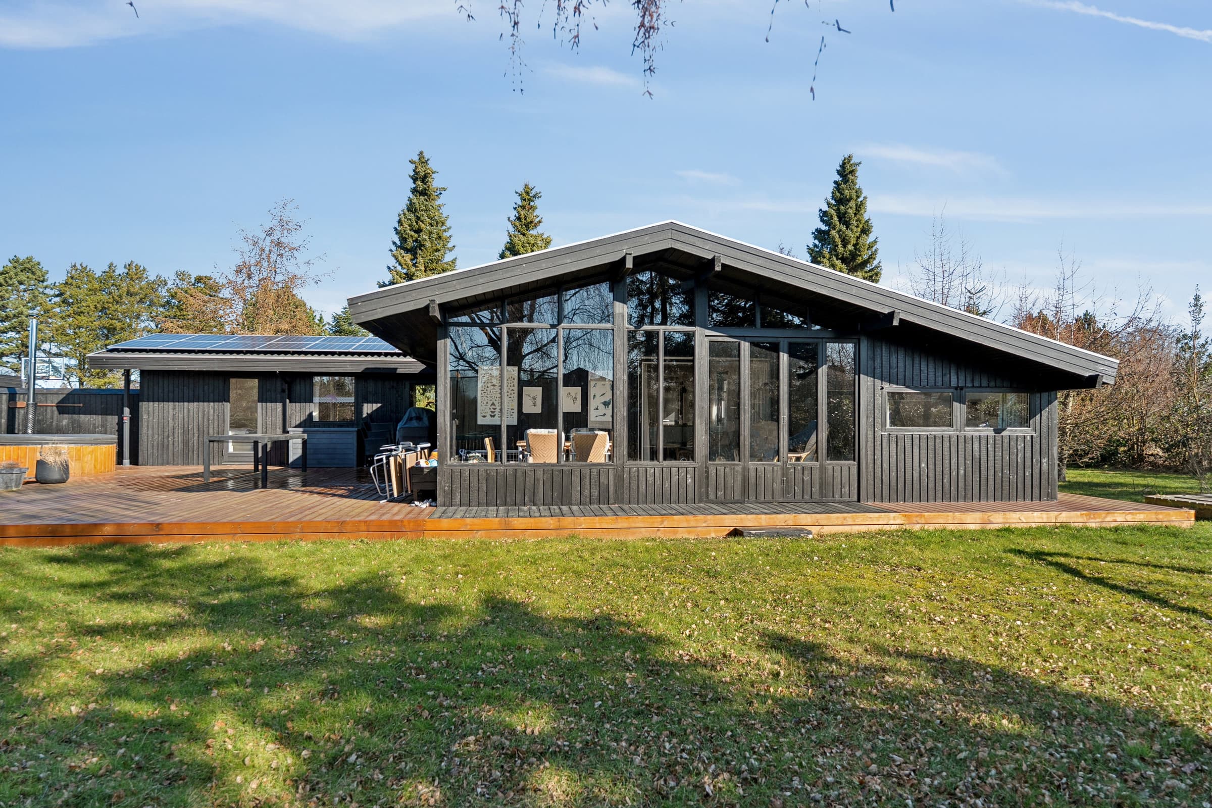 Sommerhus til 2 familier ved vand og boldbaner hovedbillede